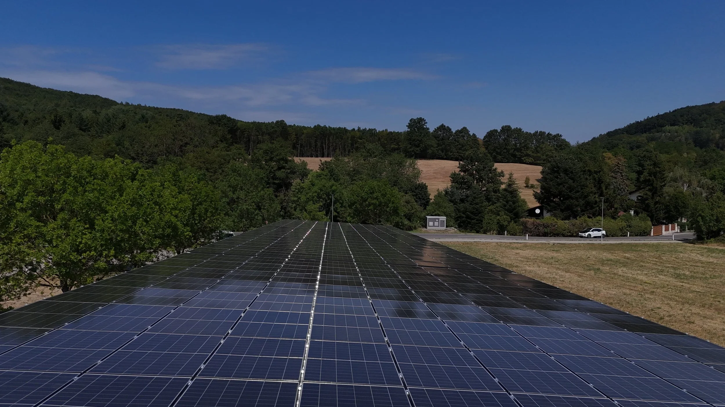 PV-Paneele auf dem Dach des PV Caports der Firma Austroport in Wolfsgraben im Wienerwald