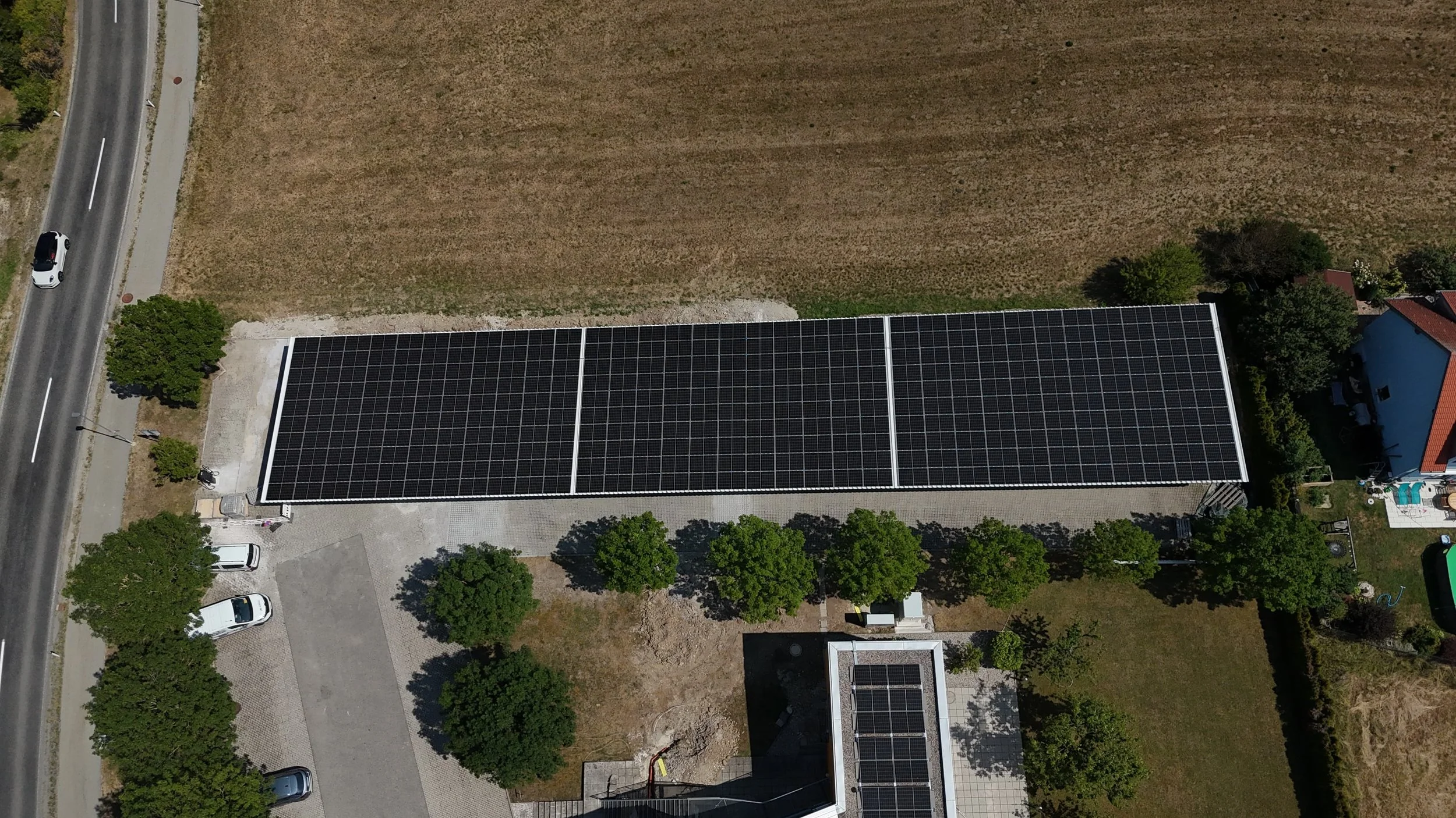 Modernes Carport für Gewerbestandort von Austroport