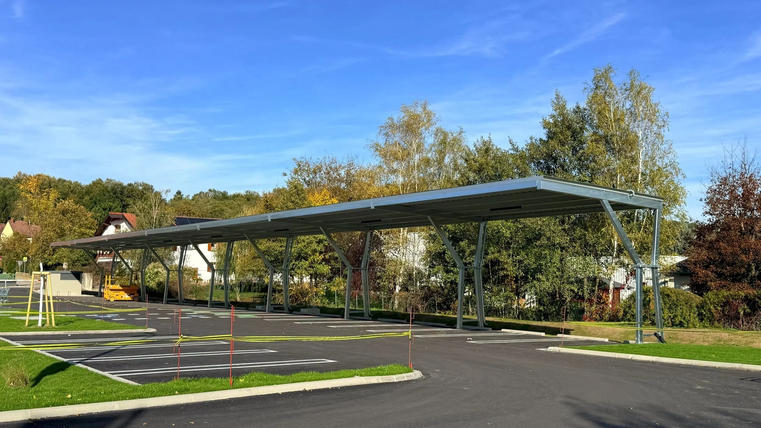 Anspruchsvolles einreihiges PV-Carport für einen Supermarktparkplatz in Breitenfurt / Niederösterreich