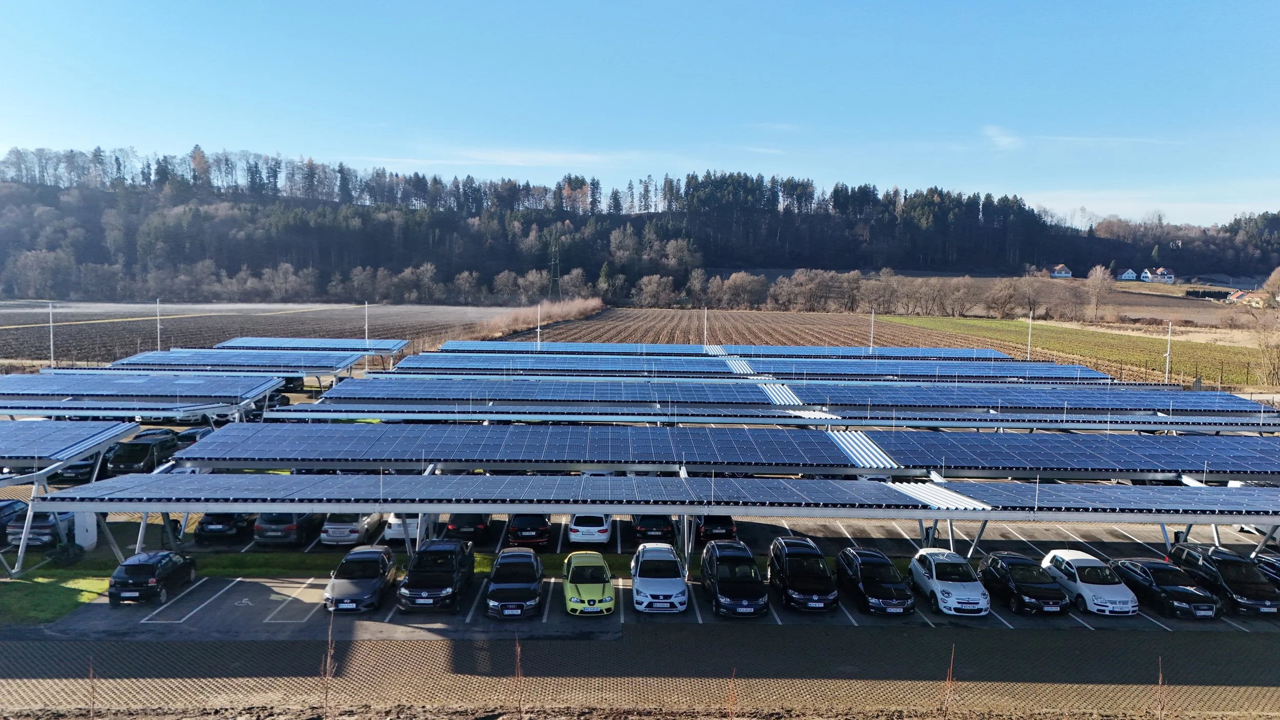 Solarcarport für einen Industriestandort für Mitarbeiterstellplätze, stützenfrei im Einparkbereich