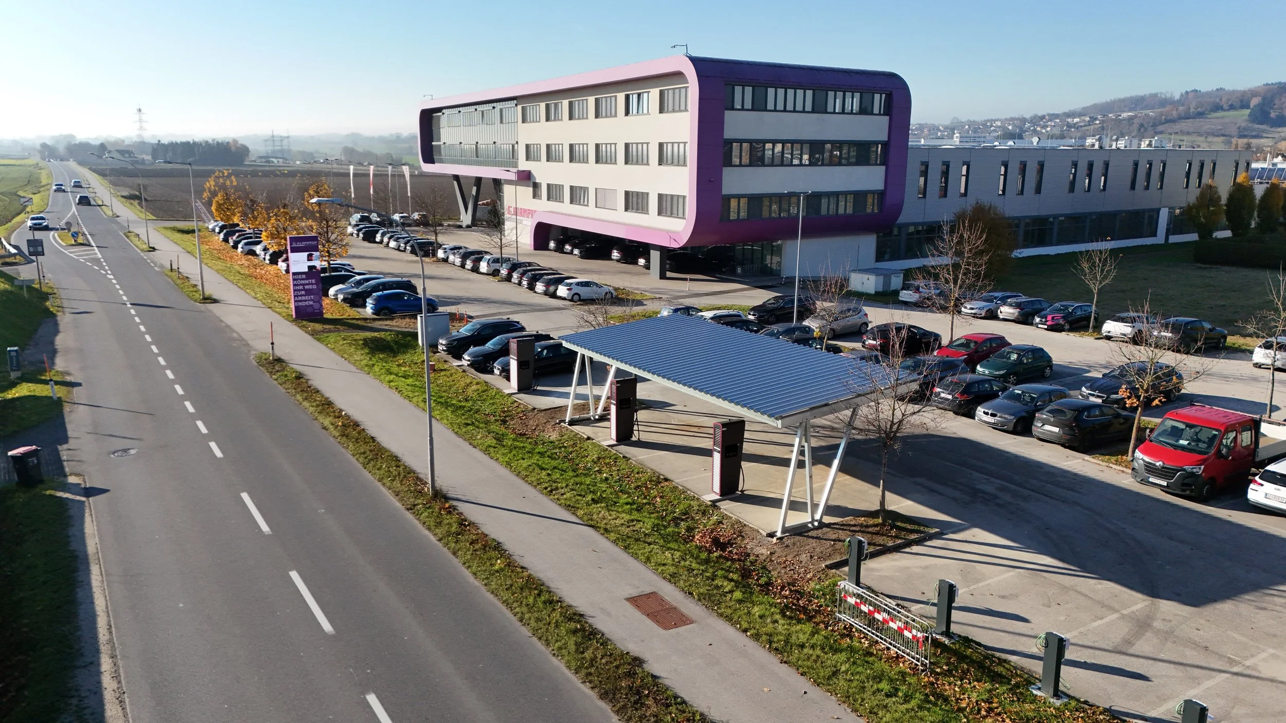 PV-Carport von Austroport bei Klampfer in Leonding zur nachhaltigen Parkplatzüberdachung mit Photovoltaik