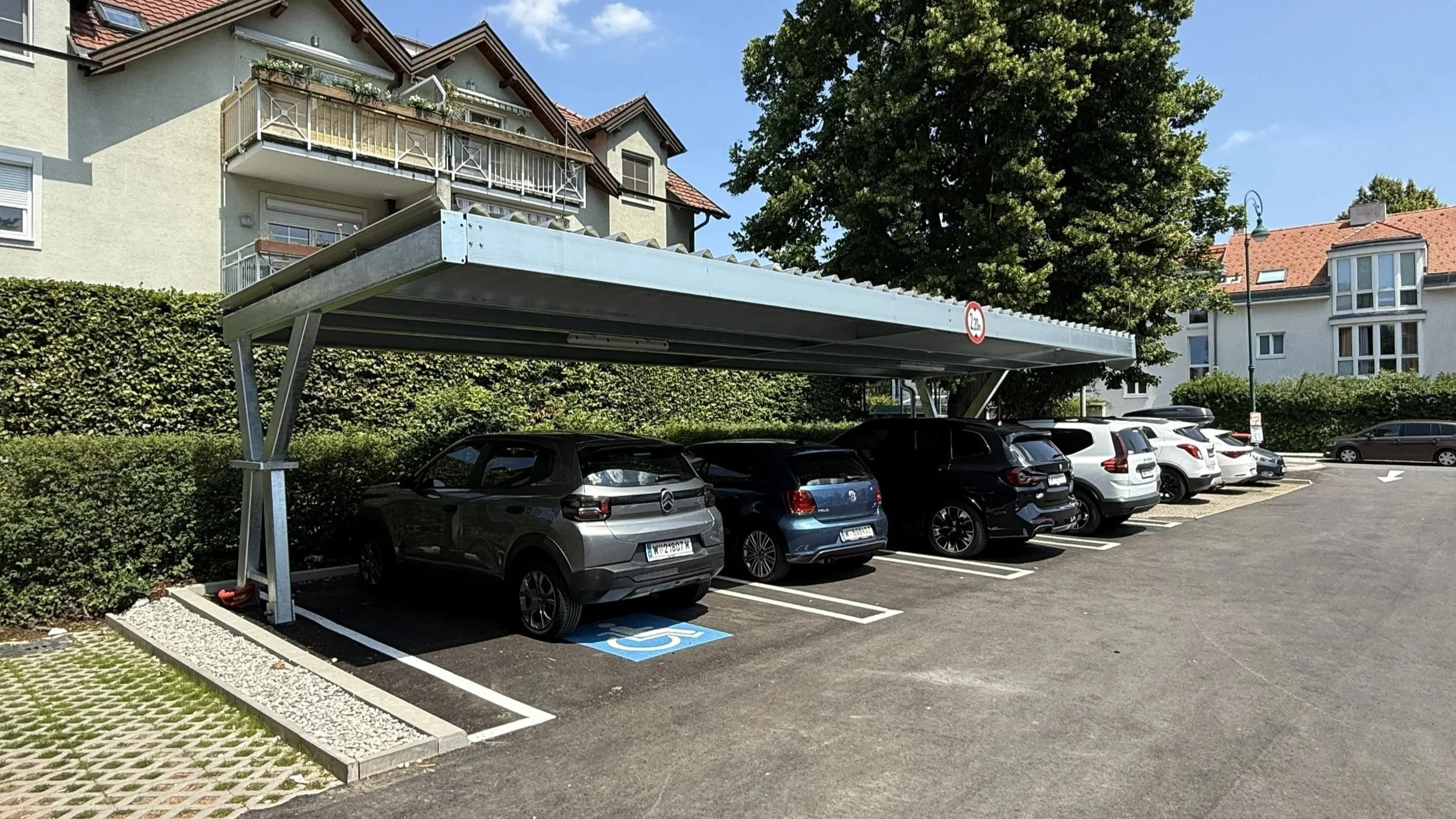 PV-Carport von Austroport beim Billa in Hinterbrühl zur nachhaltigen Überdachung von Supermarktparkplätzen mit Photovoltaik