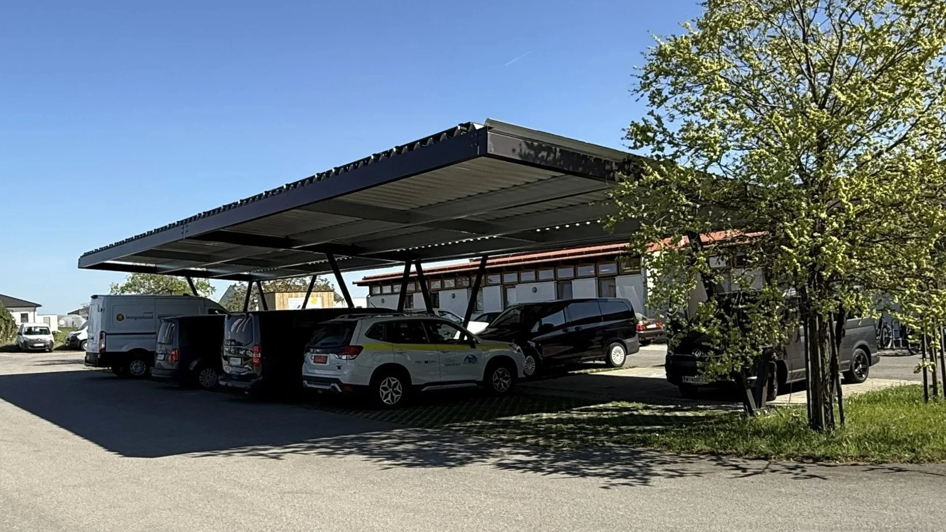 PV-Carport in Illmitz als Wetterschutz für Fahrzeuge und zur nachhaltigen Energiegewinnung im Burgenland