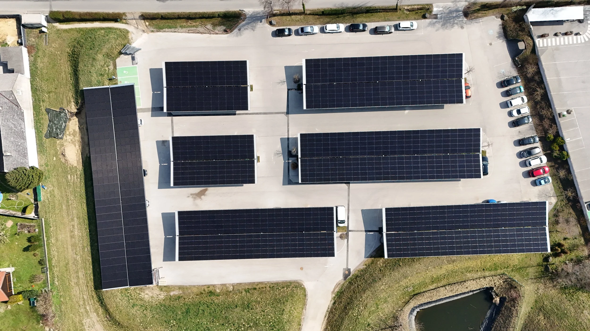 Photovoltaik-Carport beim Haubiversum mit moderner Stahlkonstruktion zur Überdachung von Kundenparkplätzen