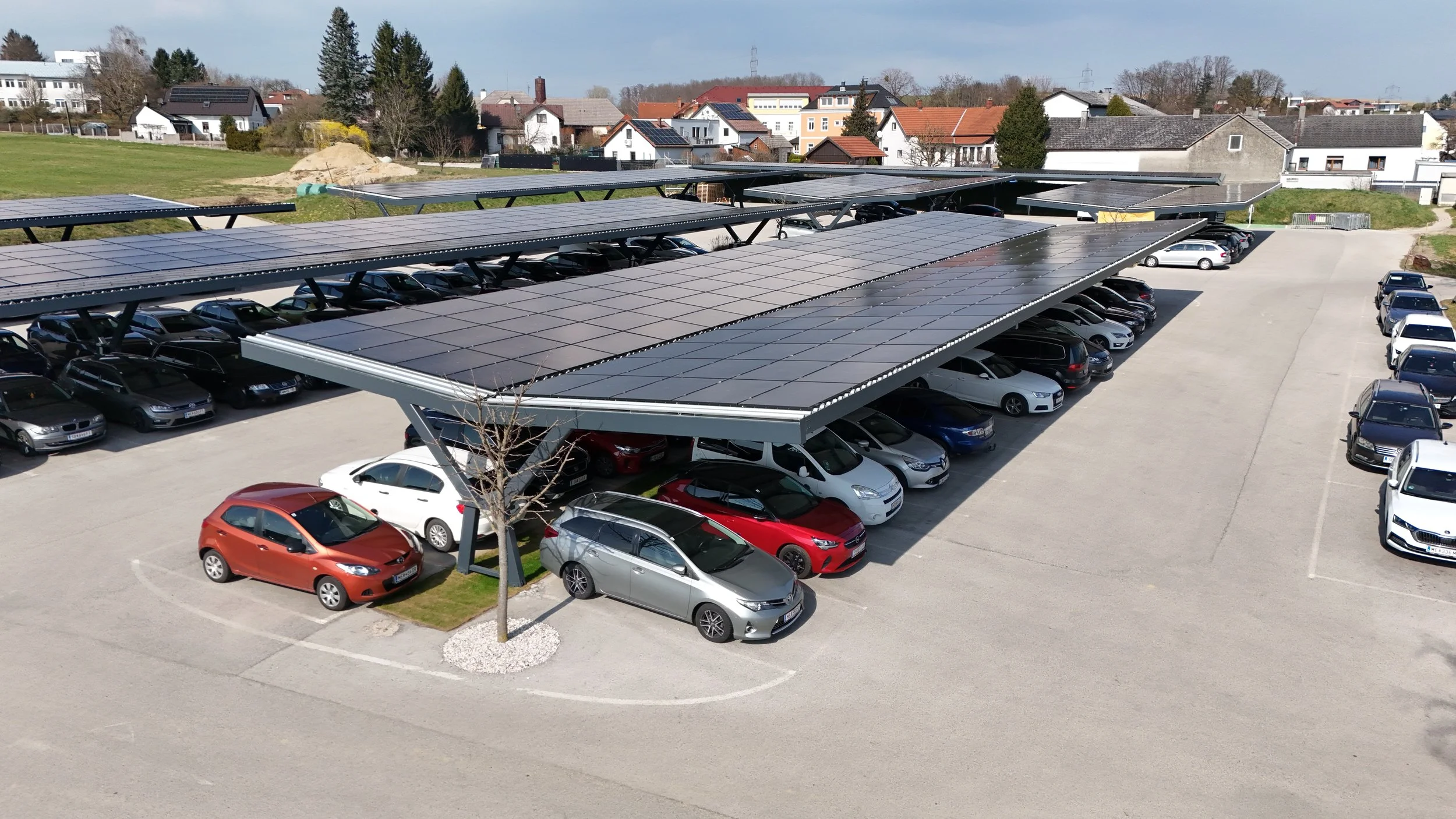 Austroport PV Carport erfüllt RVS und OIB beim Haubiversum in Petzenkirchen