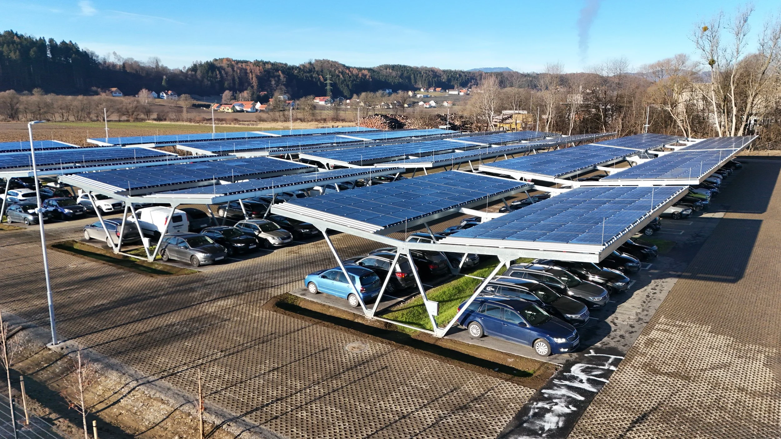 Auskragende PV Carports mit 8 Stellplätzen für großen Parkplatz