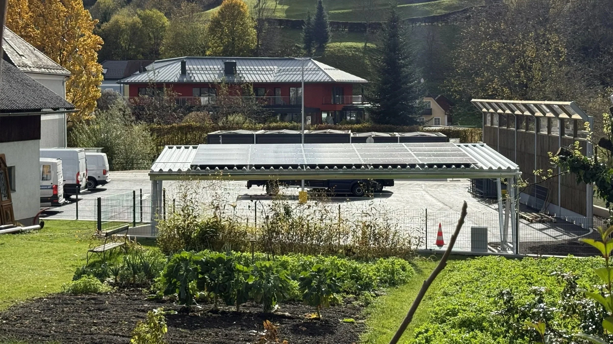Einreihiges Carport von Austroport erfüllt RVS und OIB
