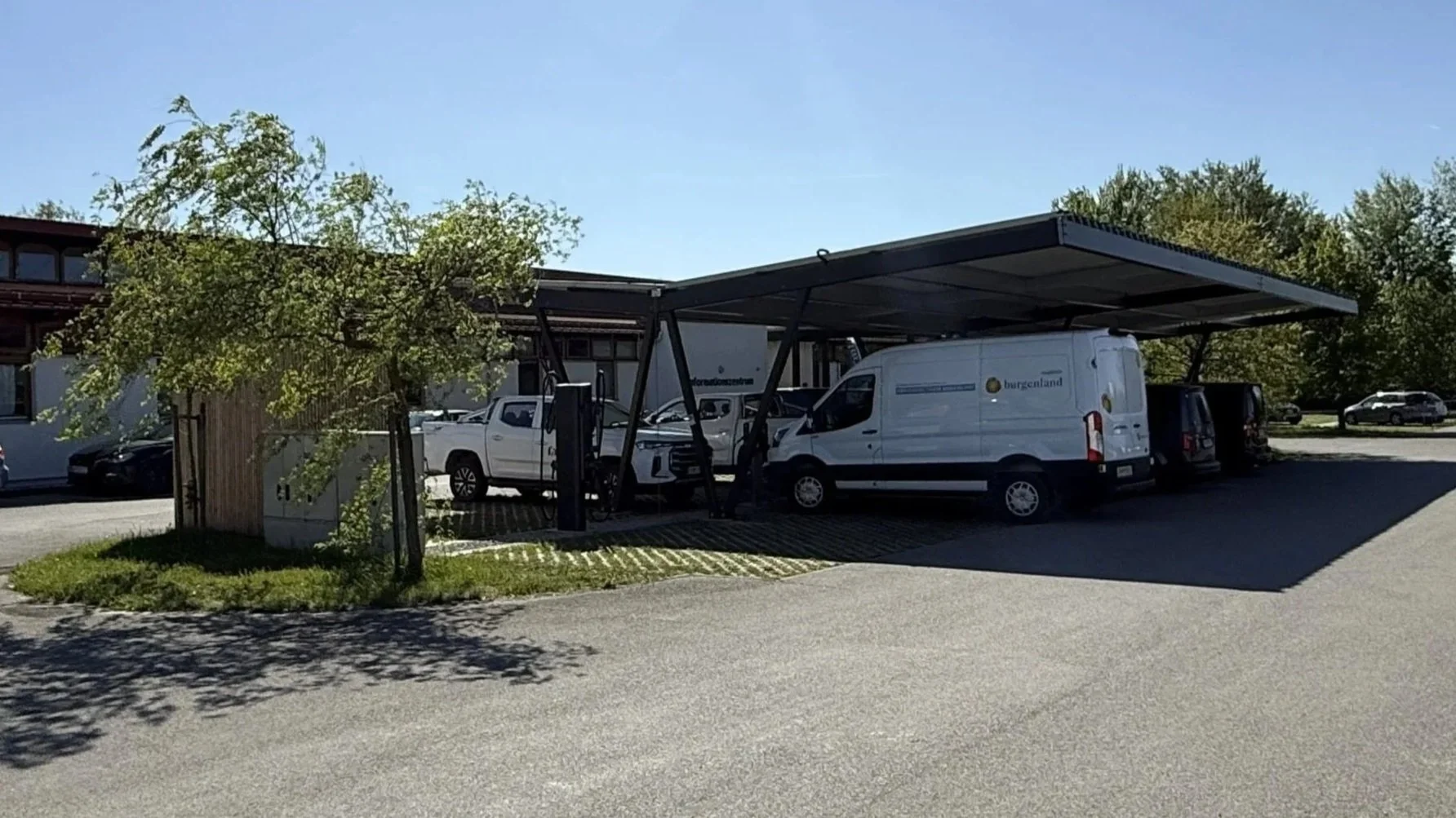 Solar-Carport mit PV-Modulen und Trapezblechdach am Standort Illmitz zur Stromerzeugung für E-Ladestationen mit Batteriespeicher