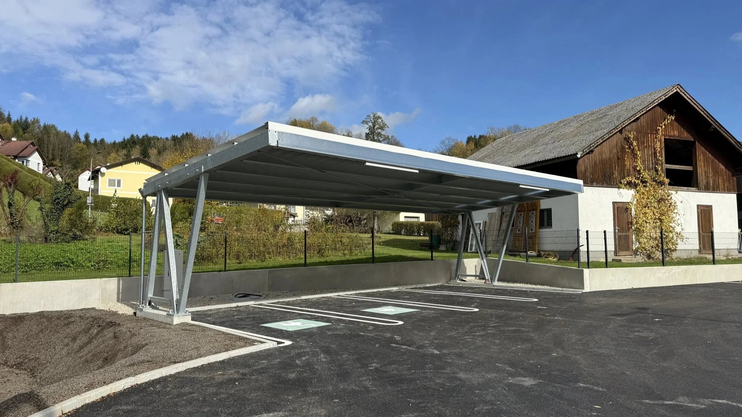 Stahlcarport mit PV für Kundenparkplätze beim Spar Supermarkt in NÖ