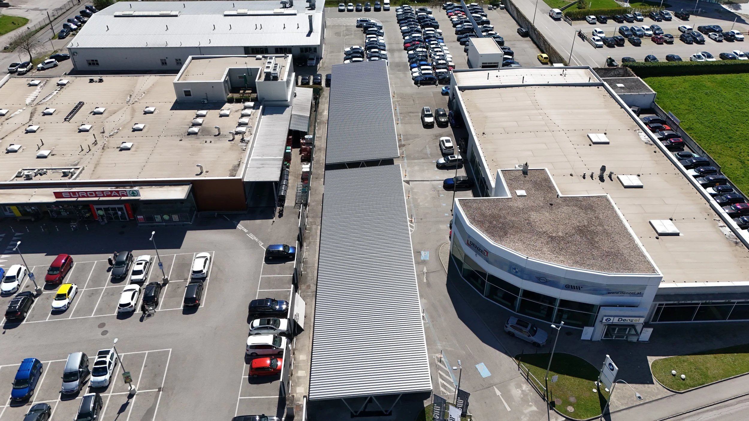 Carport aus Stahl mit Trapezblechdach für Neufahrzeuge beim Autohaus Denzel