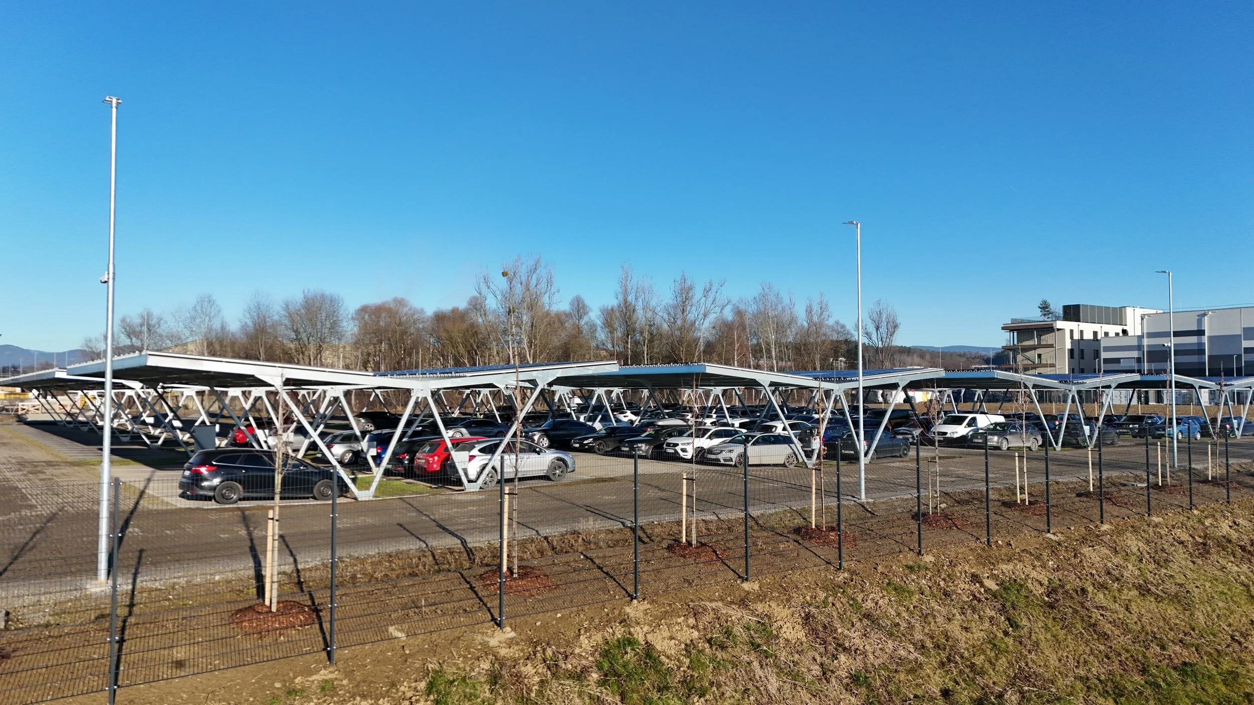 PV-Carport in Wollsdorf mit Photovoltaikmodulen über Parkplatz zur Stromerzeugung