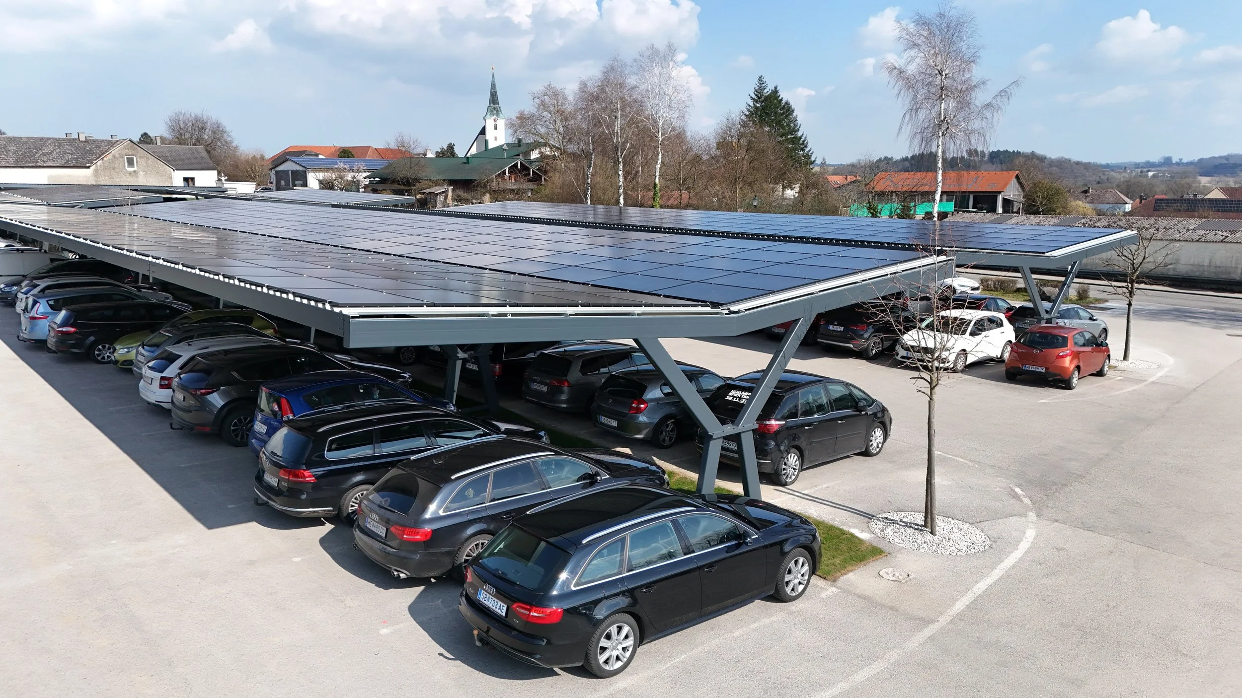 Großes PV-Carport für Kundenparkplatz der Firma Haubis in Petzenkirchen