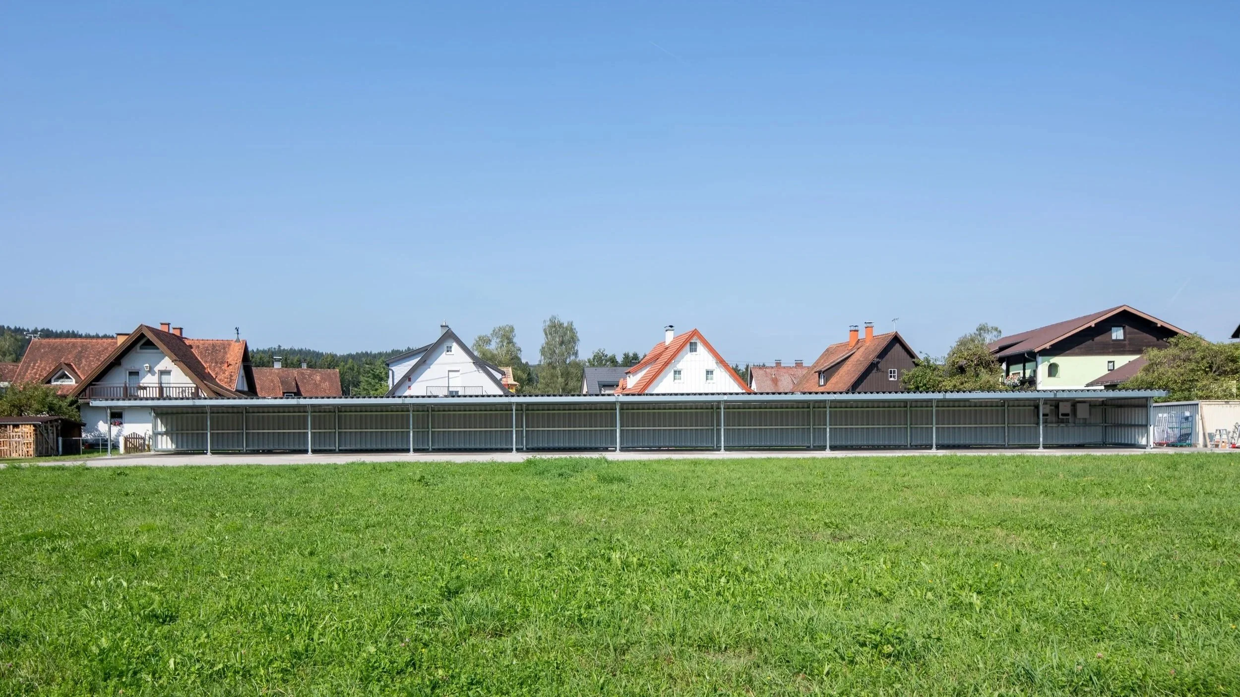 Austroport Solar-Carport mit PV-Modulen auf Mitarbeiterparkplätzen der Brau Union in Zipf zur Stromerzeugung