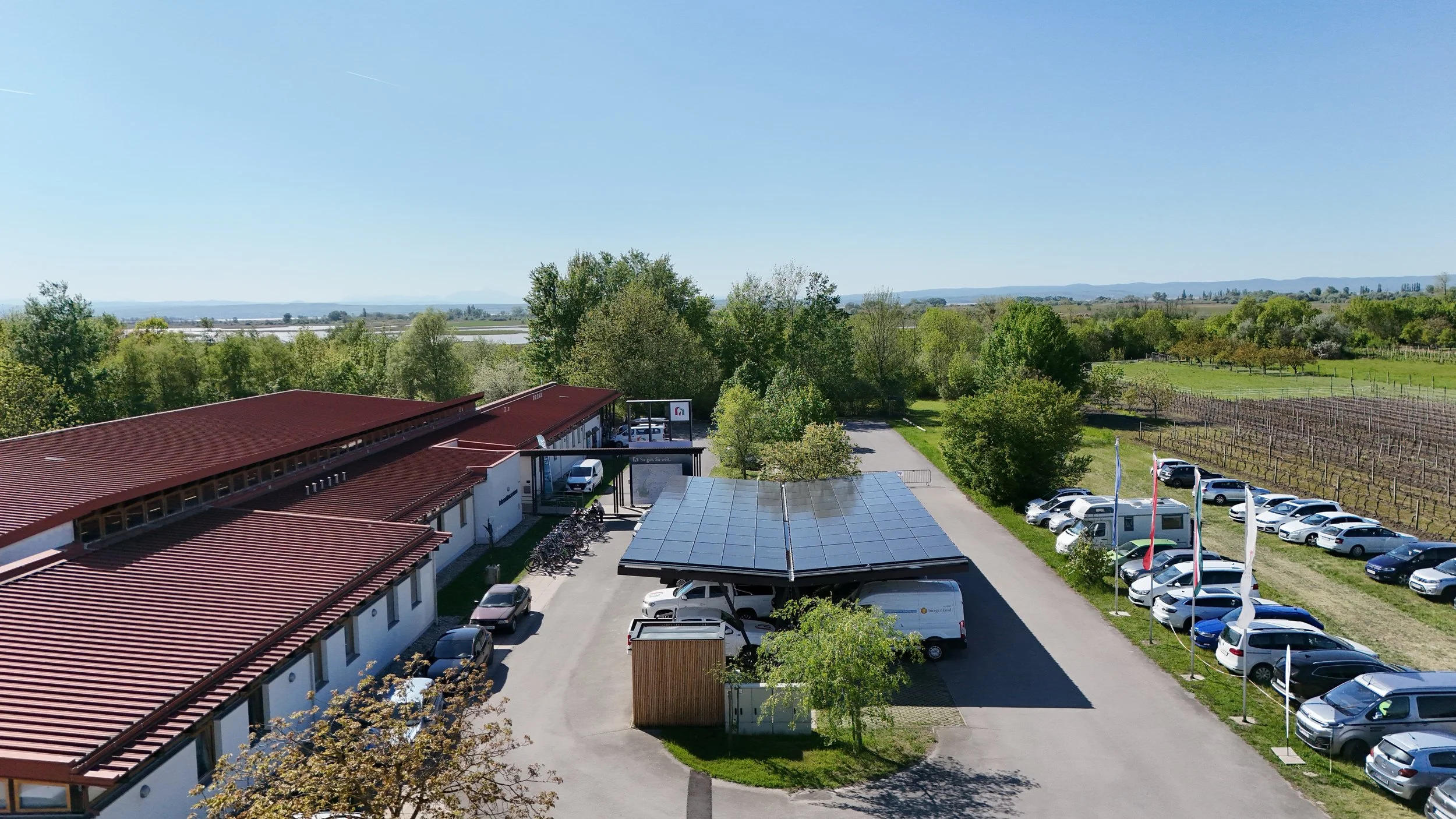 Photovoltaik-Carport in Illmitz mit moderner Stahlkonstruktion zur Überdachung von Parkflächen mit E-Ladestationen und Batteriespeicher