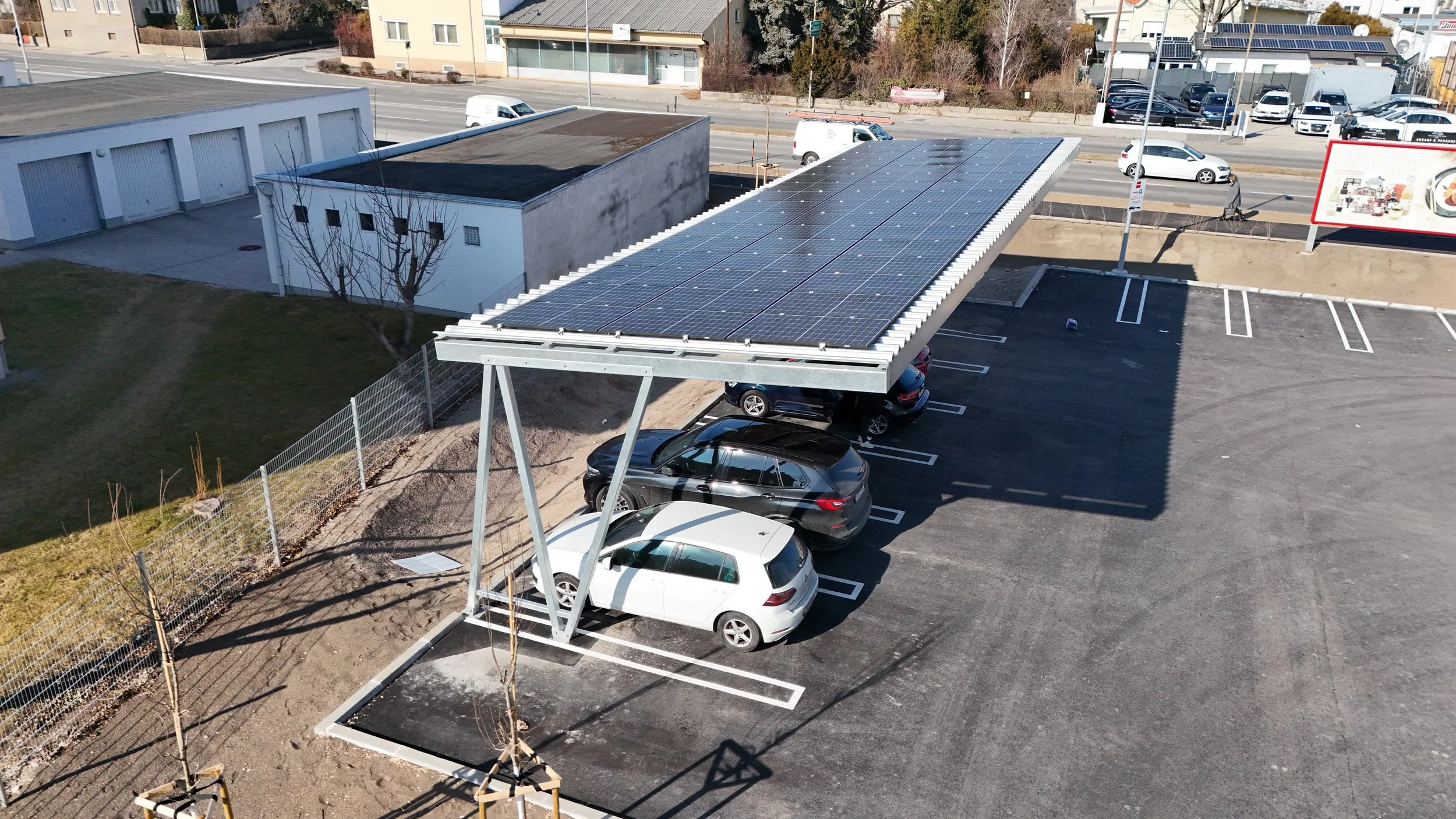 PV Carport von Austroport für einen Supermarkt; LKW tauglich mit 4,5 m Höhe und maximalen Komfort für Kundenparkplätze