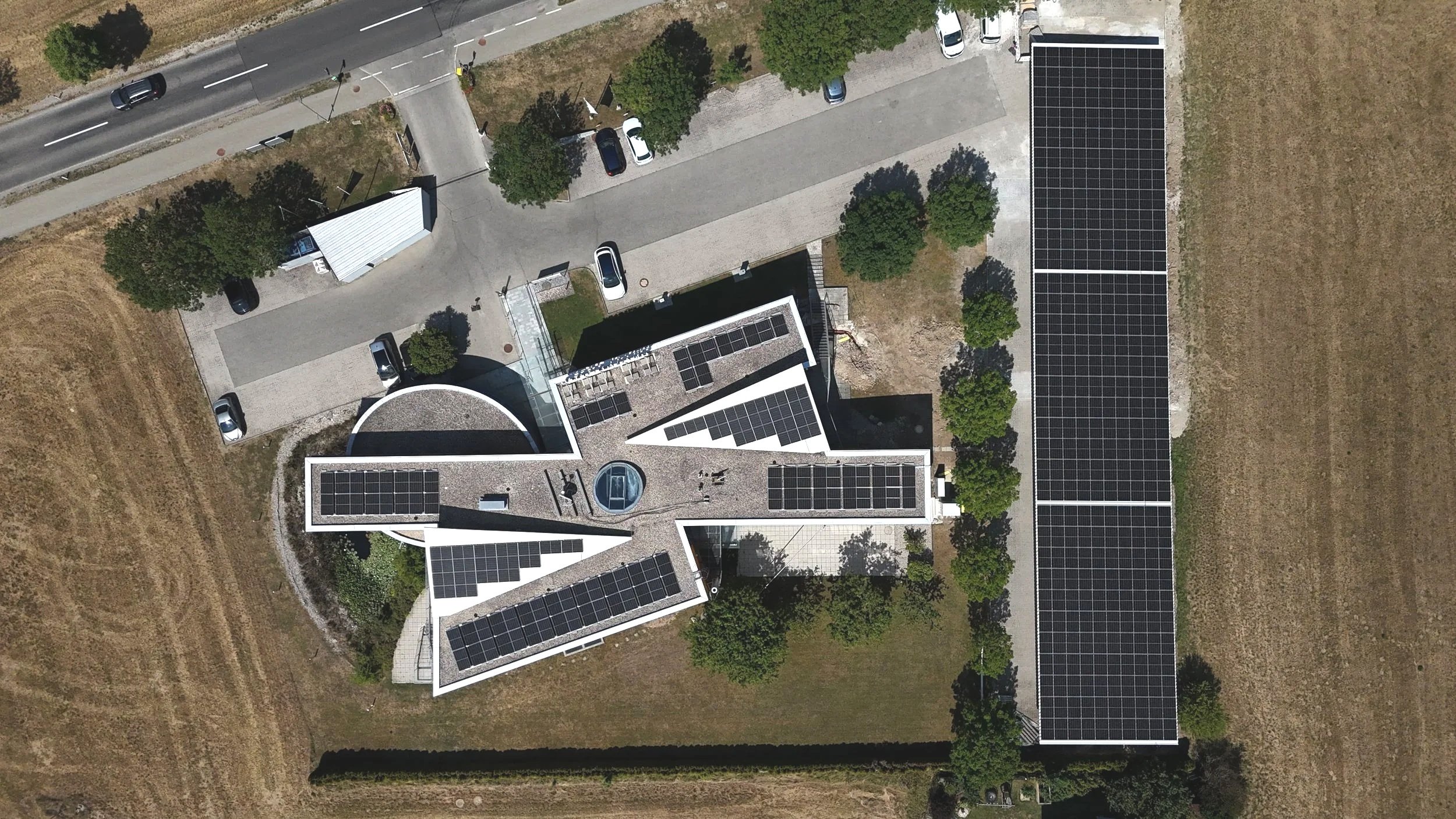 Wirtschaftspark Wienerwald mit dem PV Carport von Austroport mit Energiespeicher und Ladestation