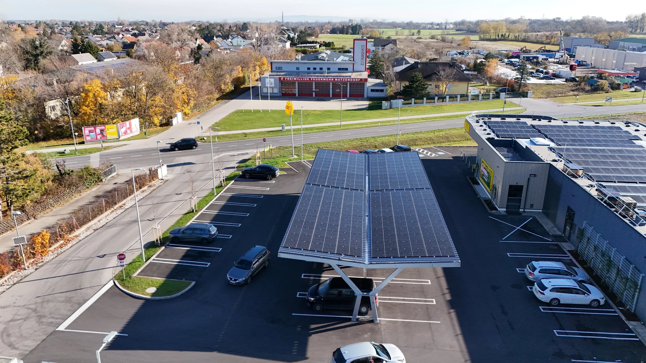 LKW taugliches PV-Carport für einen Supermarkt in Niederösterreich