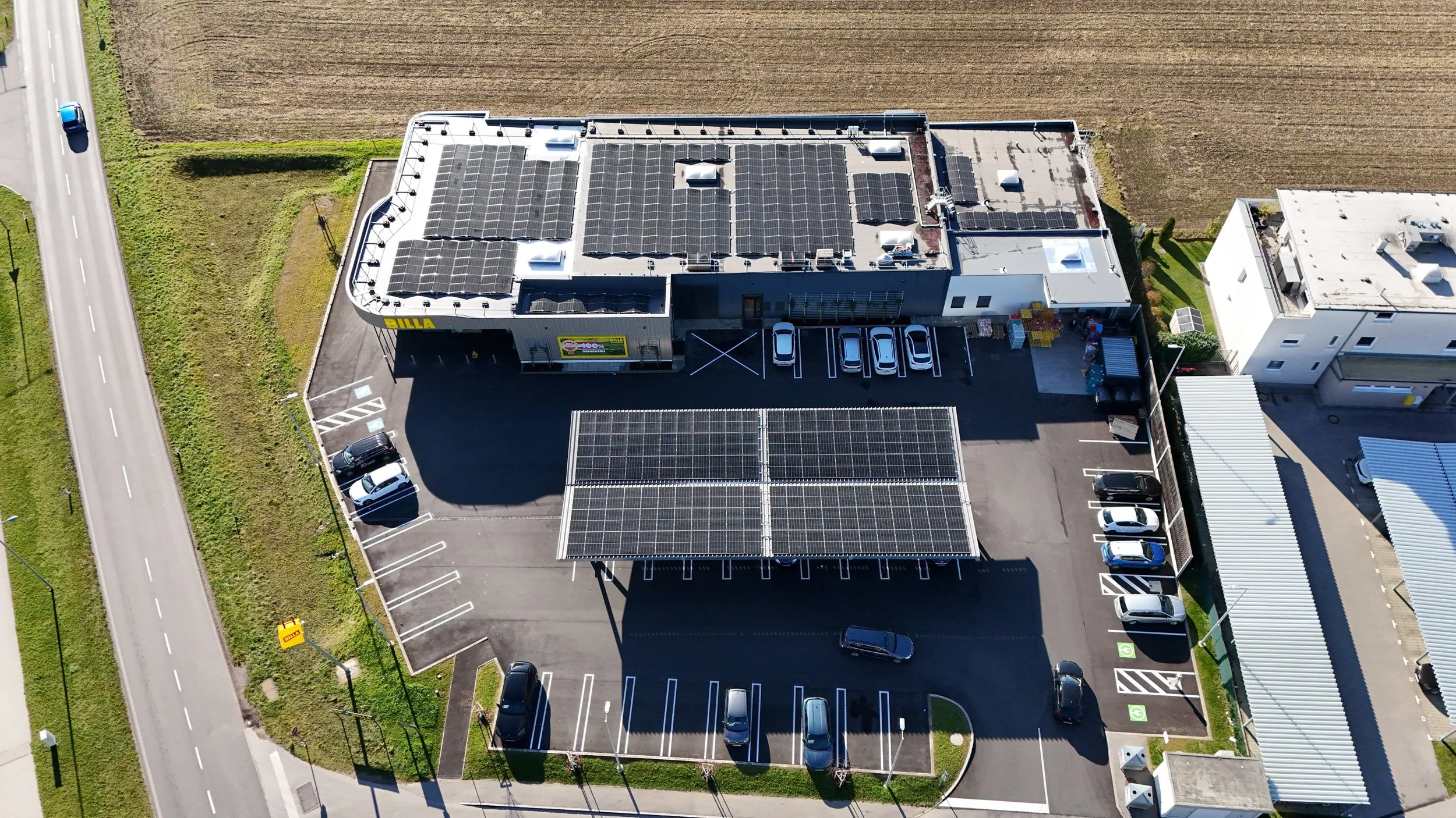 PV-Carport beim Billa Matzendorf als Parkplatzüberdachung und Wetterschutz für Kundenfahrzeuge