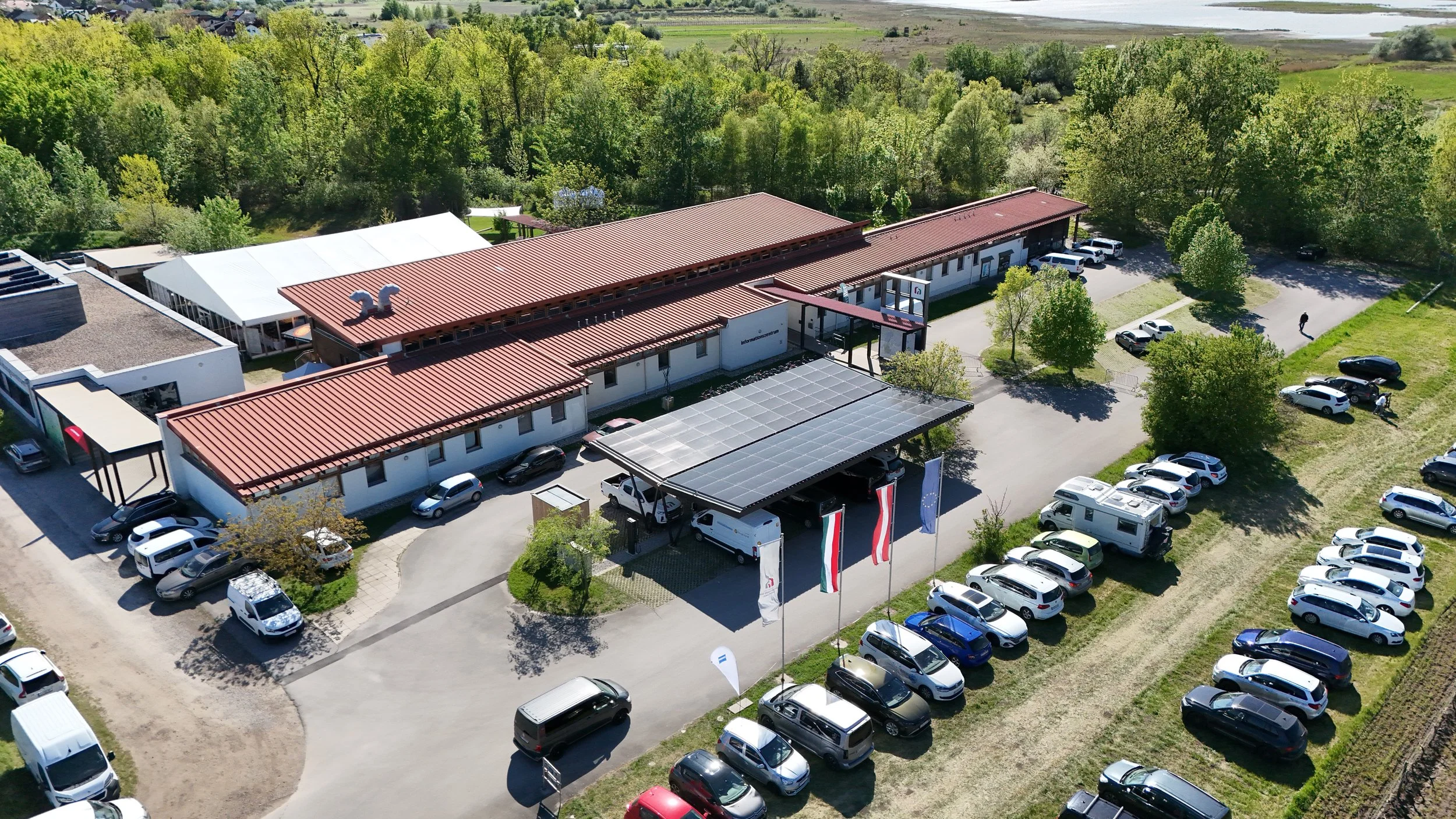 PV-Carport Anlage in Illmitz beim Nationalpark Neusiedlersee von Austroport zur nachhaltigen Parkplatzüberdachung mit Photovoltai