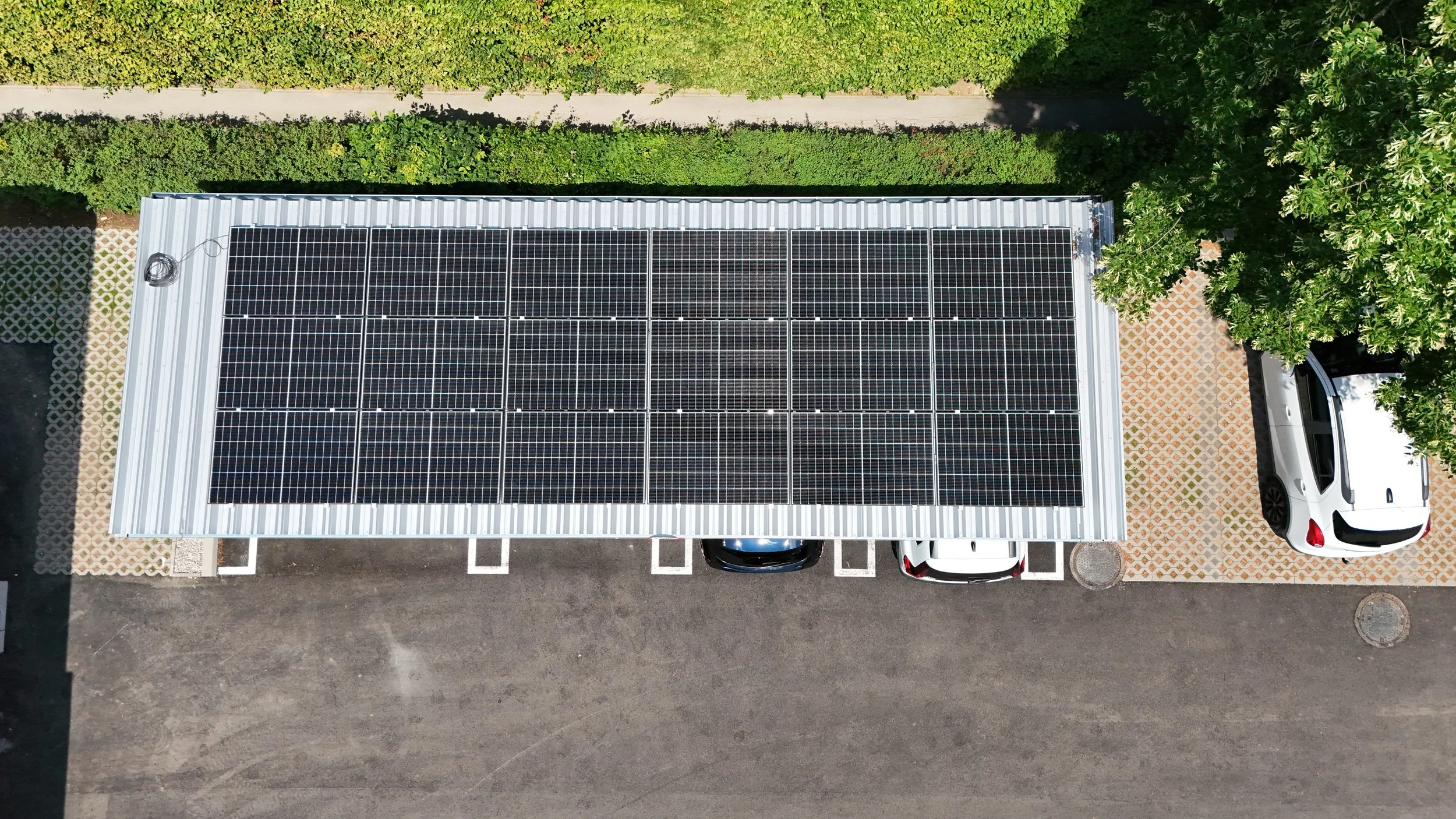 PV-Carport von Austroport beim Billa in Hinterbrühl zur nachhaltigen Überdachung von Supermarktparkplätzen mit Photovoltaik