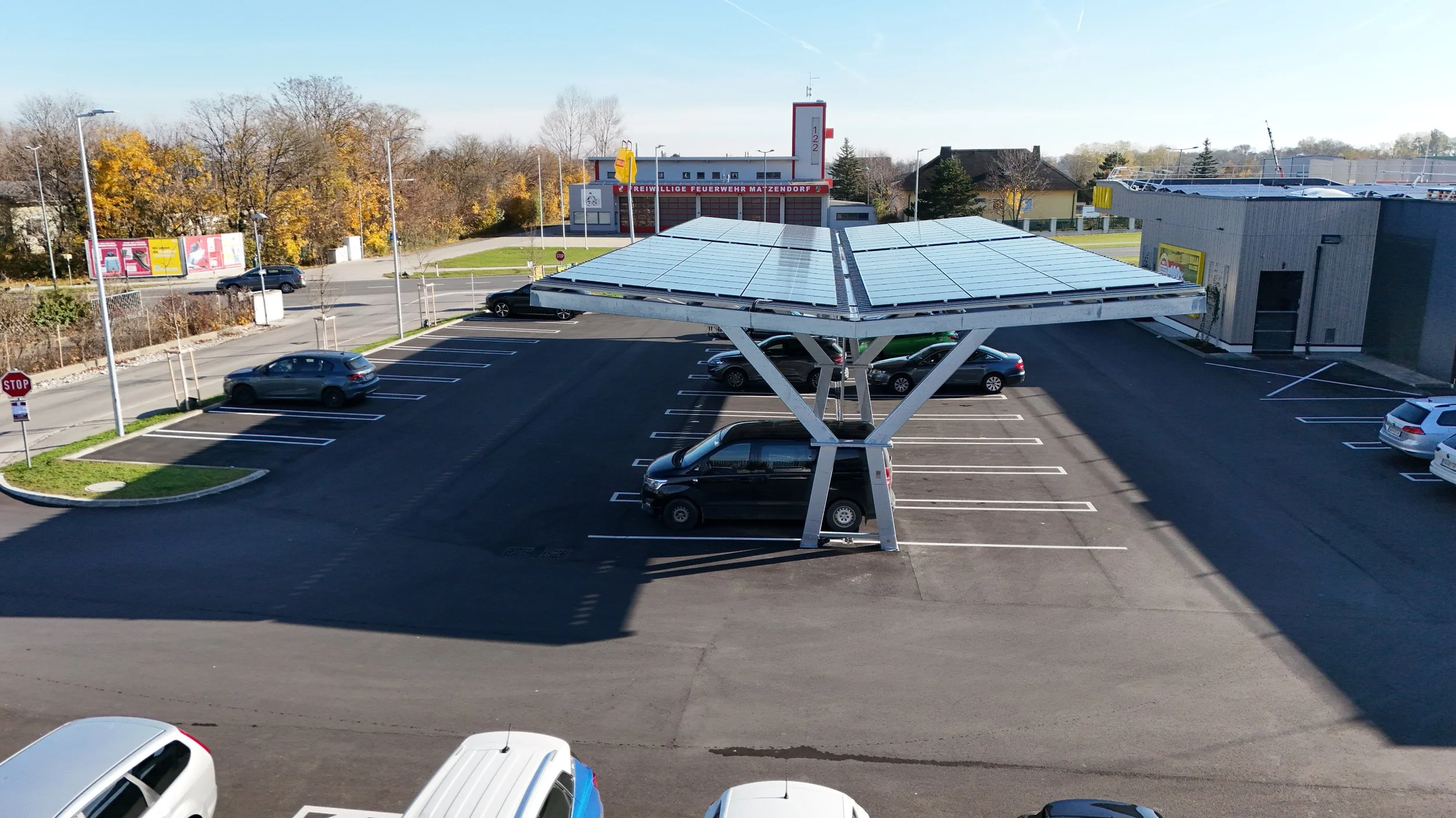 Photovoltaik-Carport beim Billa in Matzendorf mit stabiler Stahlkonstruktion für Erdbebenzone 4