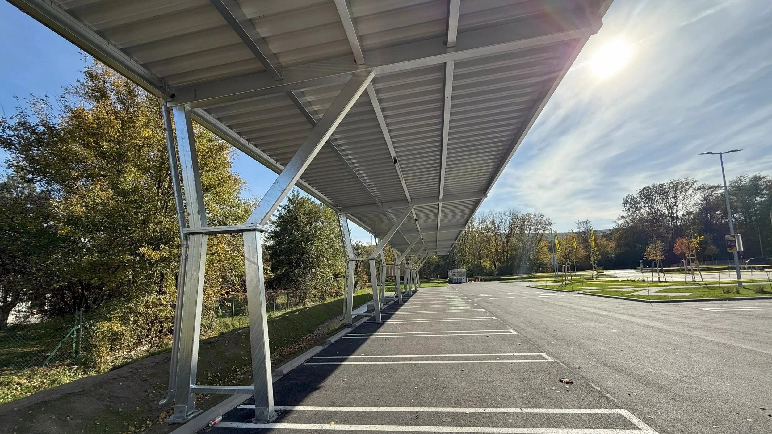 Austroport PV-Carport mit Trapezblechdach bei Billa in Breitenfurt