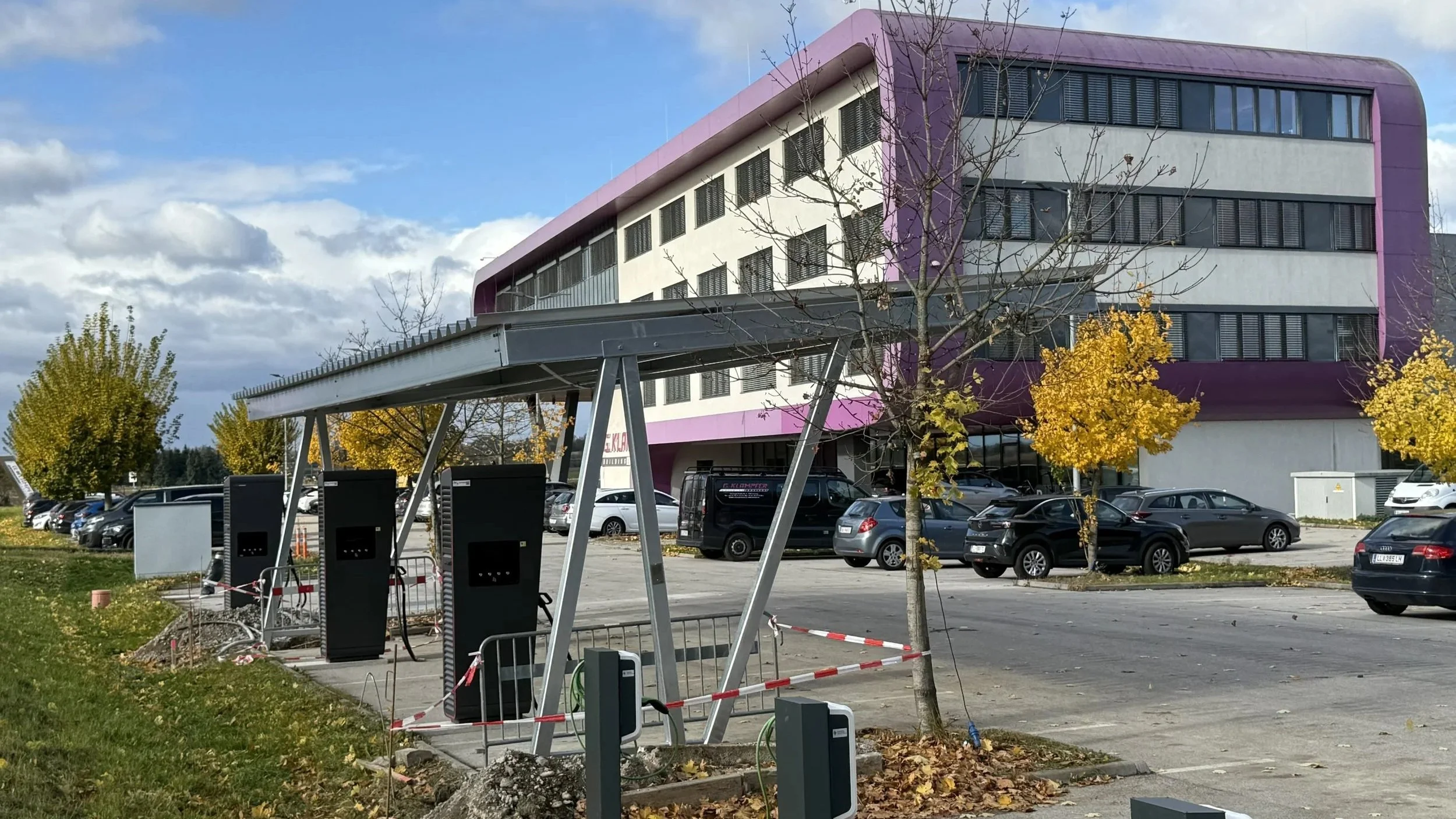 PV-Carport Anlage bei Klampfer in Leonding als Wetterschutz für Fahrzeuge und zur Stromerzeugung