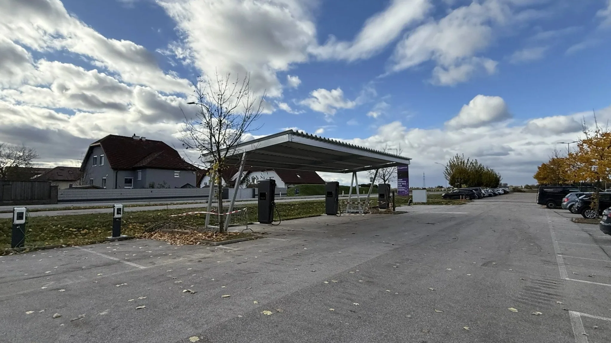 PV-Carport Anlage bei Klampfer in Leonding als Wetterschutz für Fahrzeuge und zur Stromerzeugung