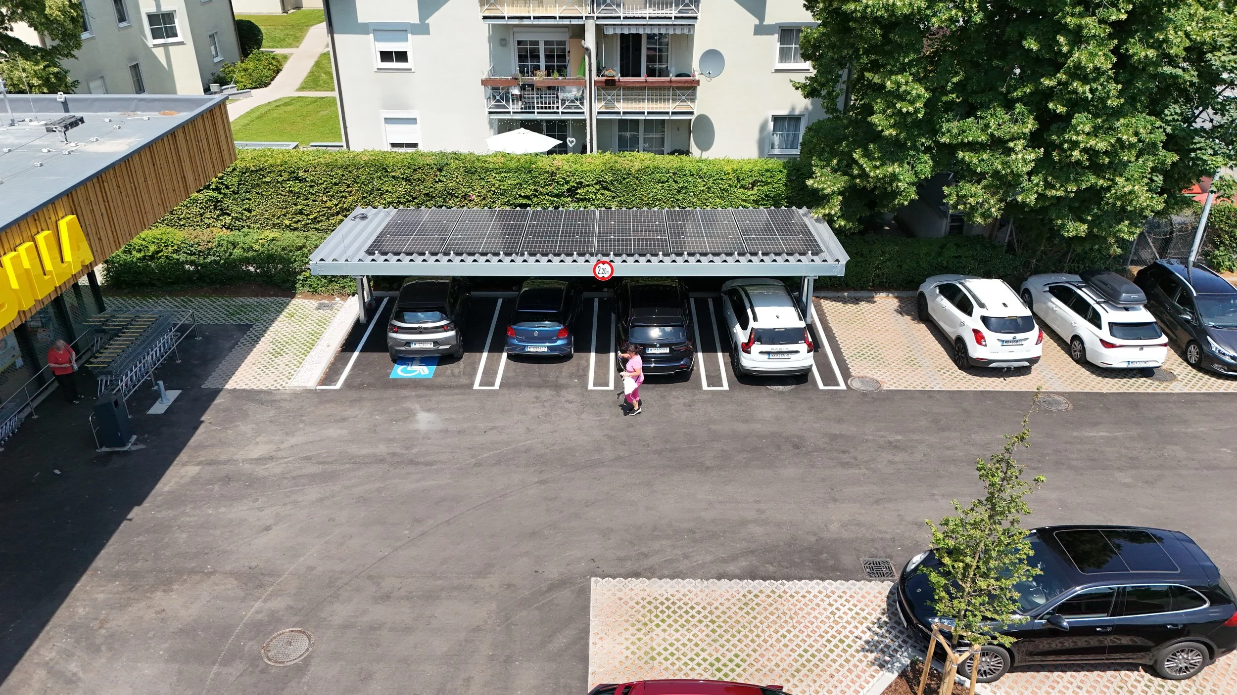 PV-Carport beim Billa in Hinterbrühl: Nachhaltige Parkplatzüberdachung mit Photovoltaik für Stromerzeugung und E-Mobilität