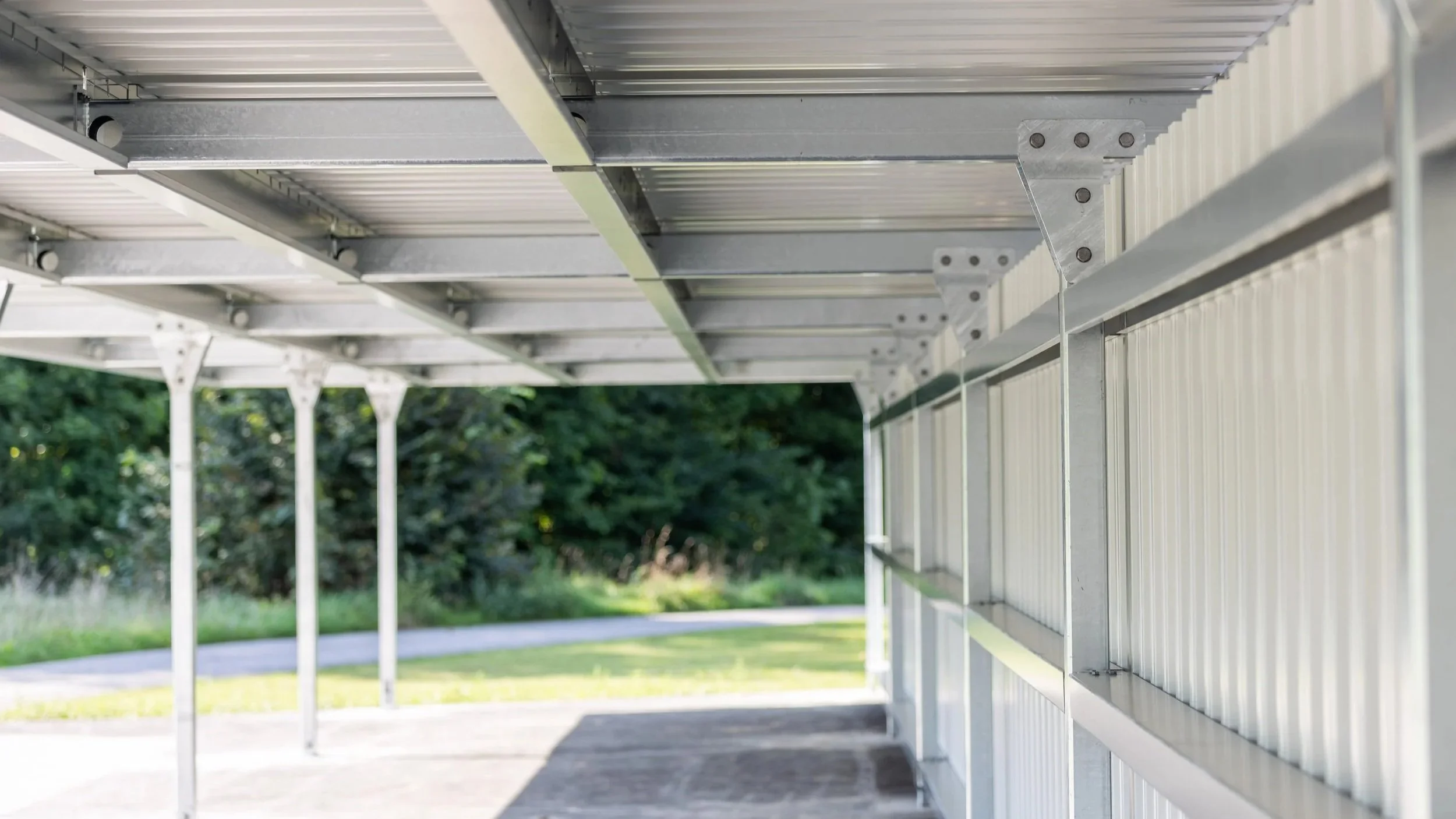 Austroport Carport Stahlkonstruktion eines Photovoltaik-Carports bei der Brau Union in Zipf im Detail