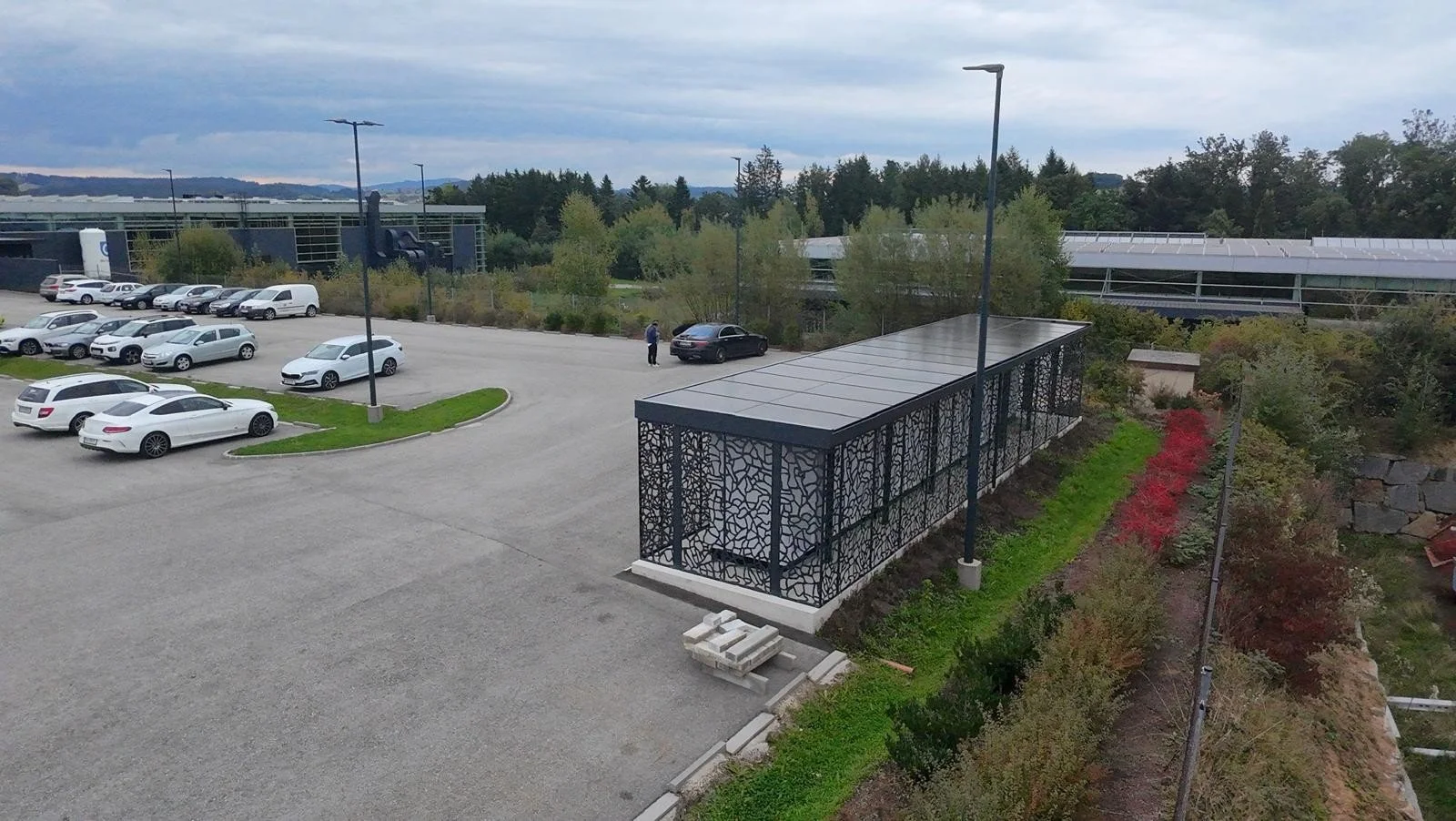 Ansprechende Designlösung für eine Speichereinhausung vom Carport Experten Austroport