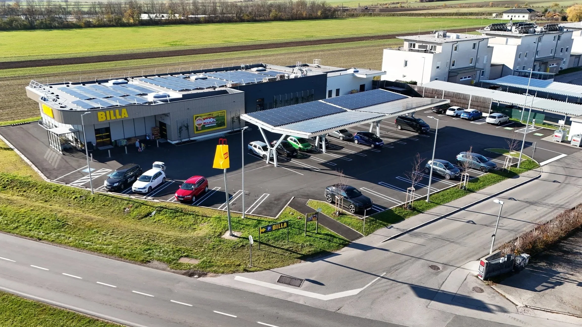 PV-Carport von Austroport beim Billa in Matzendorf in Erdbebenzone 4 zur nachhaltigen Parkplatzüberdachung mit Photovoltaik