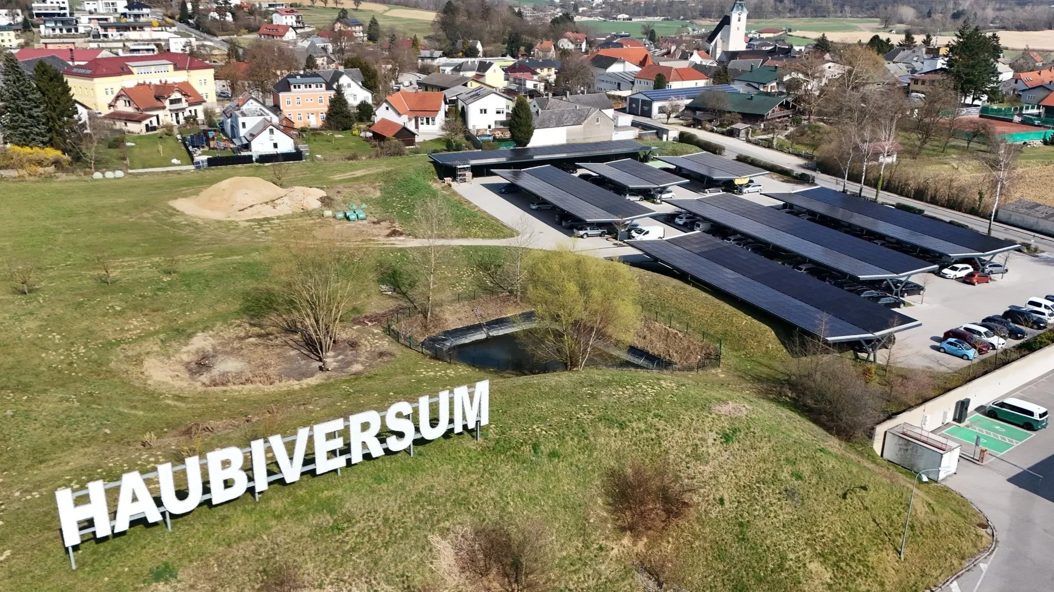 PV-Carport Austroport beim Haubiversum – nachhaltige Parkplatzüberdachung mit Photovoltaik