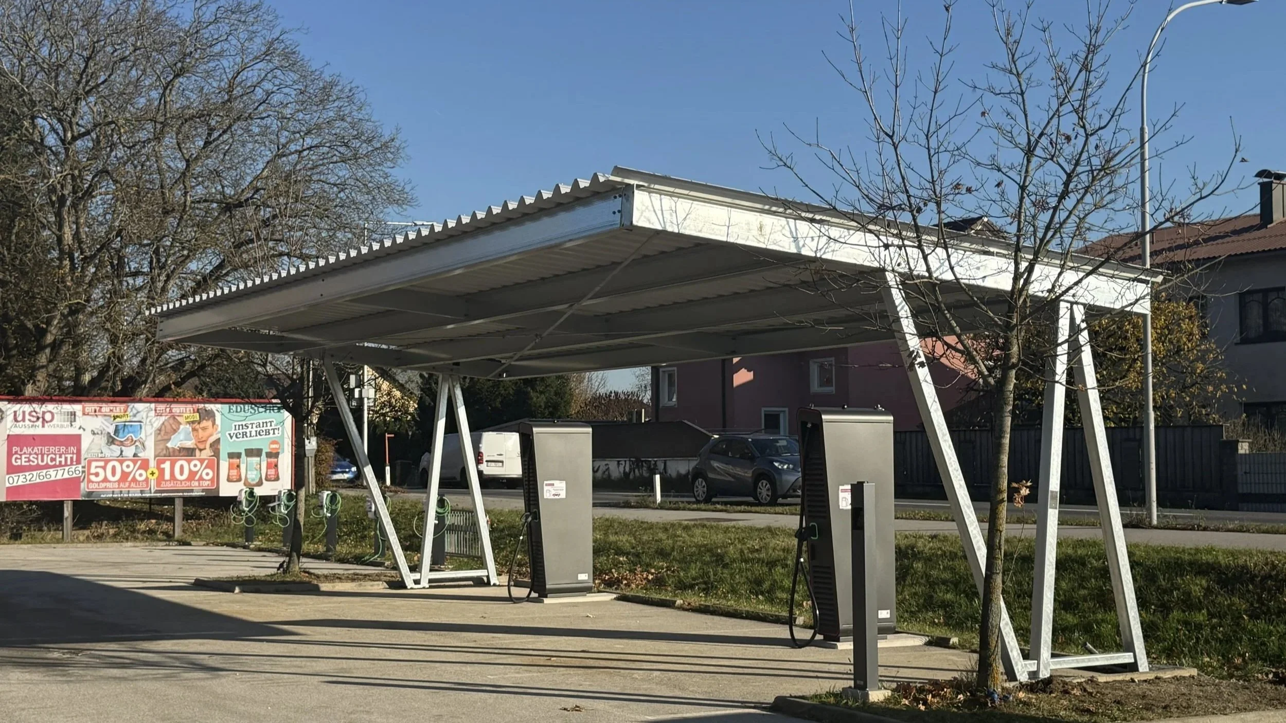 Photovoltaik-Carport bei Klampfer in Leonding mit moderner Stahlkonstruktion zur Überdachung von Parkplätzen