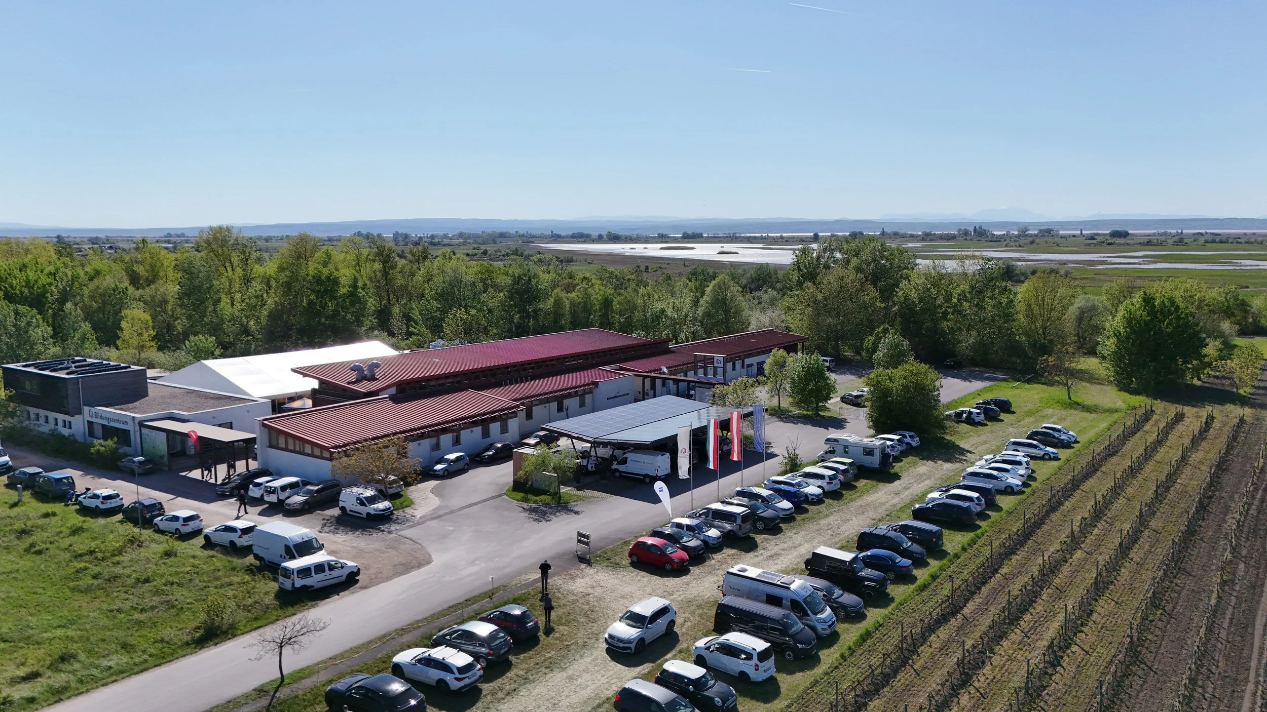 PV-Carport Anlage in Illmitz von Austroport zur nachhaltigen Parkplatzüberdachung mit Photovoltaik