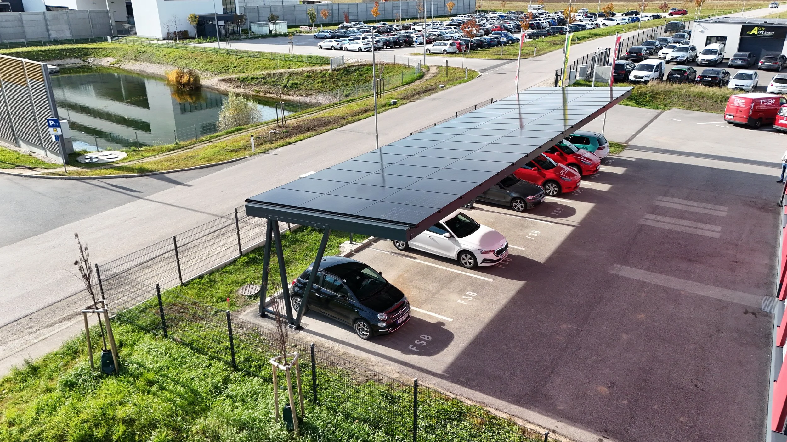 Einreihiges PV Carport mit bifacialen Modulen als Dachhaut