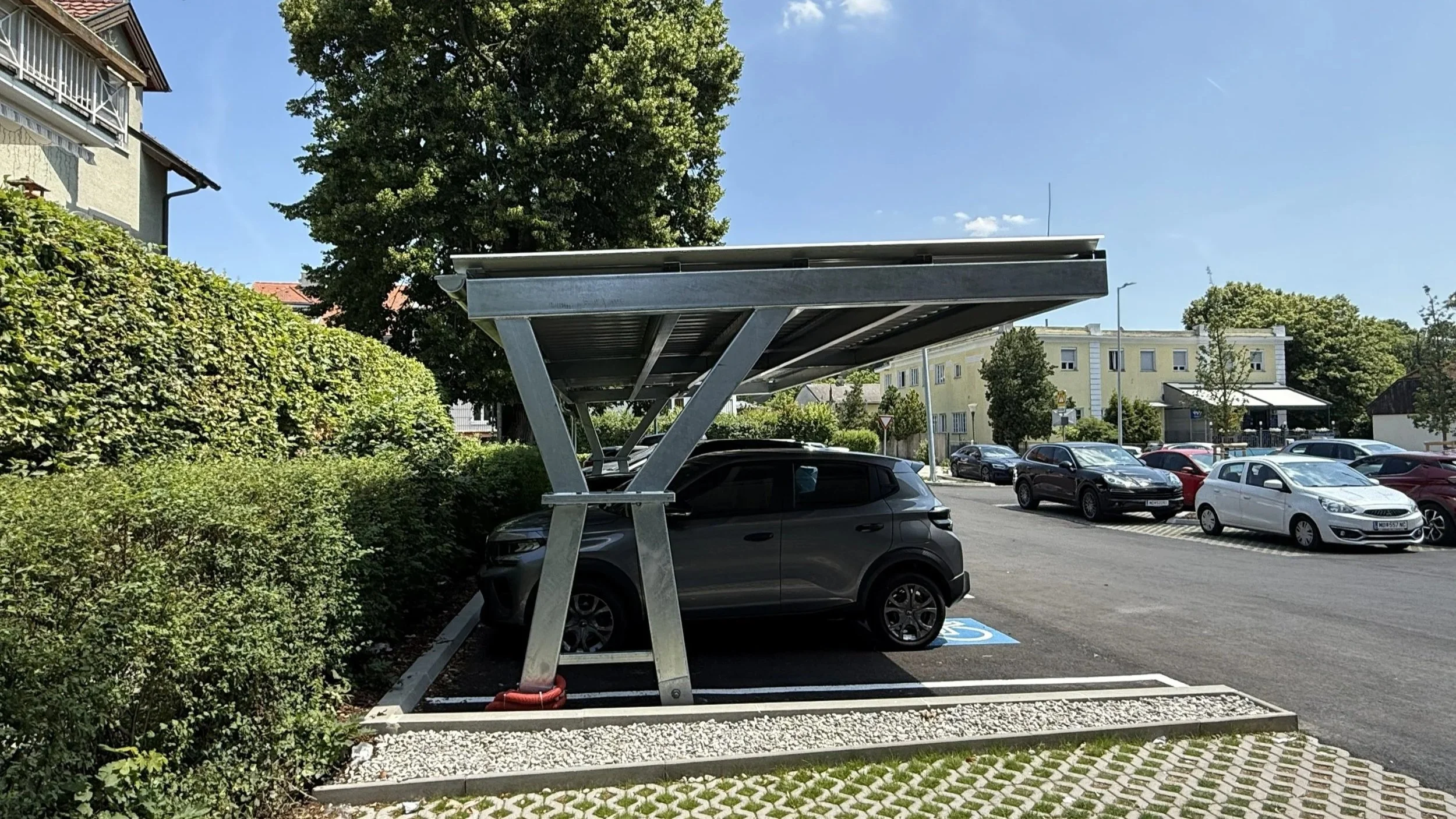 Einreihiges Modell XY von Austroport als Solarcarport für Billa im Bezirk Mödling