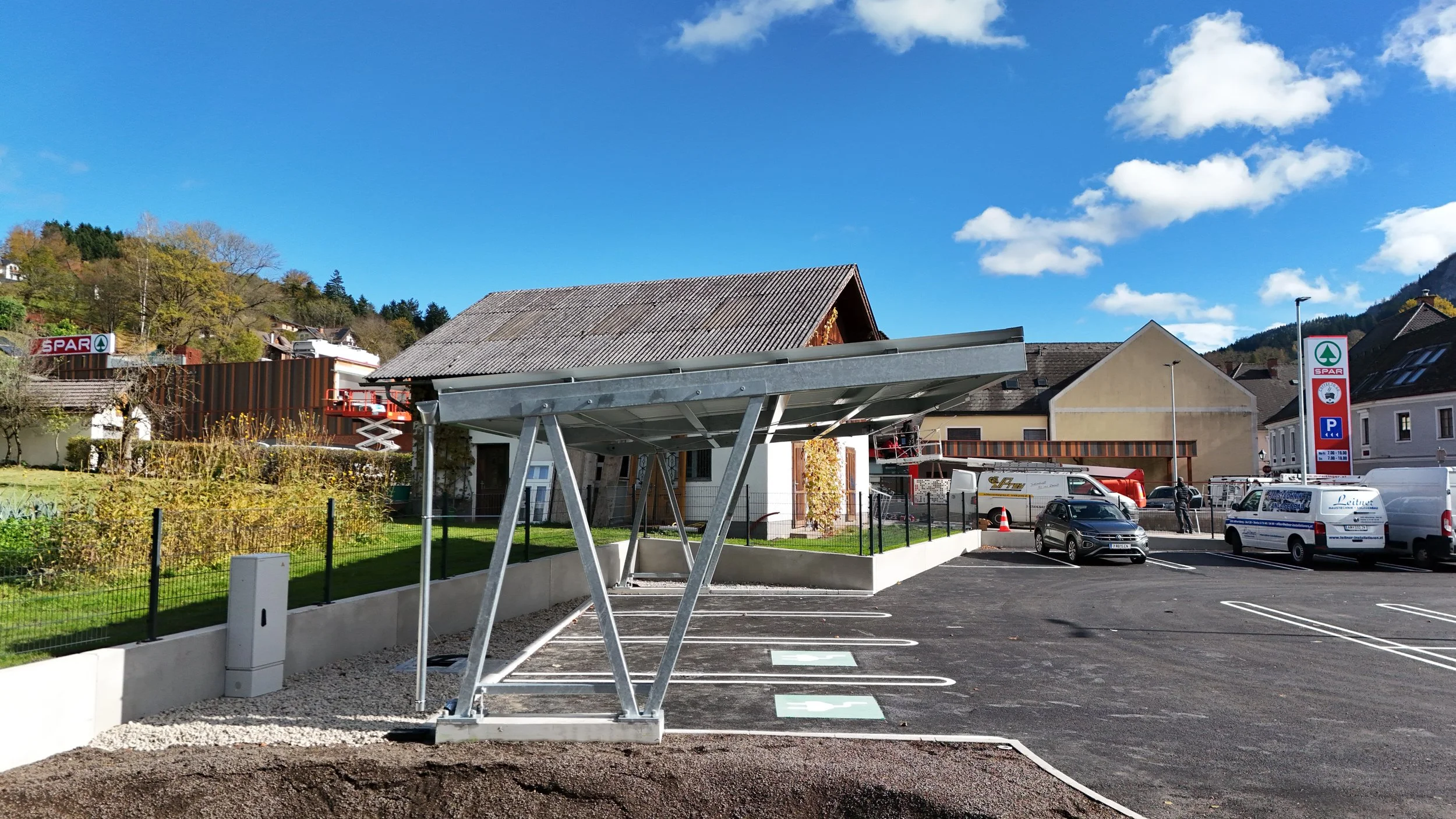 PV Carport von Austroport für die Firma Spar in Ybbsitz