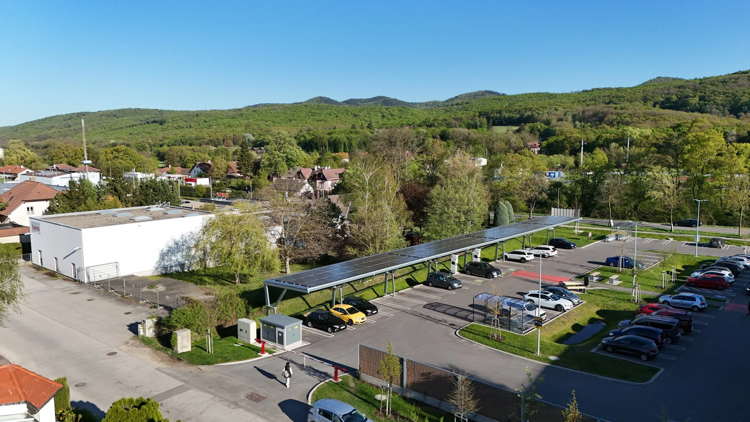 Designcarport von Austroport für den Billa Supermarkt Parkplatz in Breitenfurt