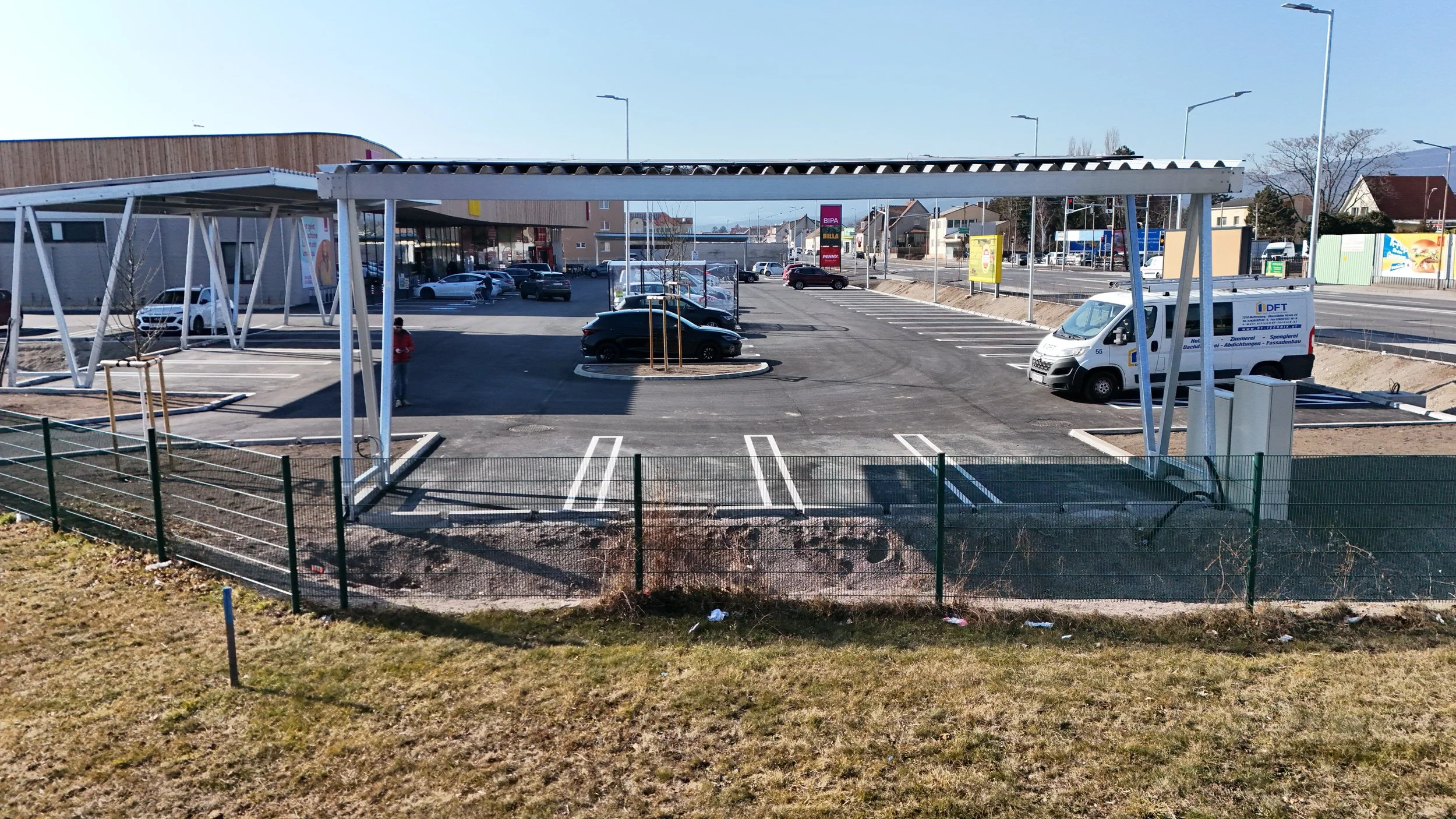 PV Carport von Austroport verdeckt die Sicht auf den Supermarkt nicht - Billa, Penny, Bipa