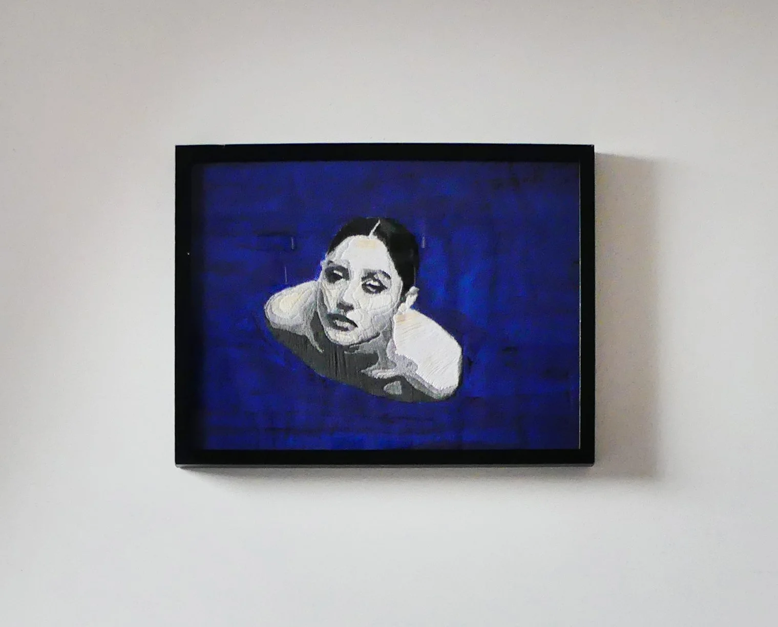 "Femme, vie, liberté". Broderie main et peinture / Hand embroidery and painting. 20 x 42 cm. 2023. 1 000 €