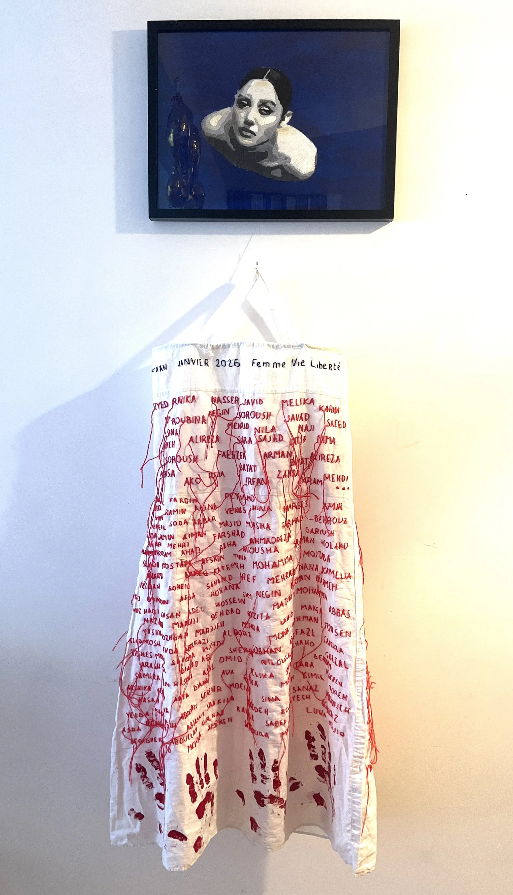 "Femme, vie, liberté". 
Broderie main et peinture / Hand embroidery and painting. 
20 x 42 cm. 
2023. 