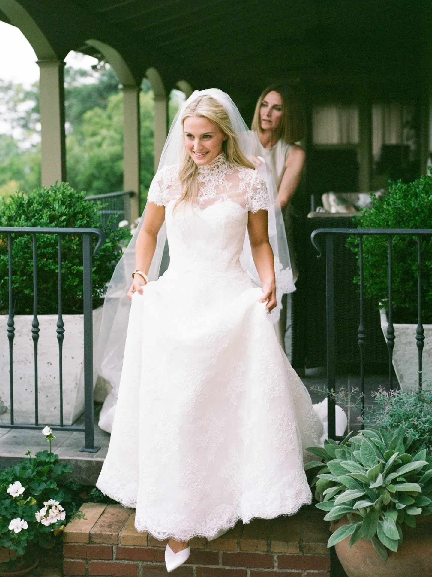 a bridal glow for Mae Mae !! 🤎 

we love how beautifully this color accentuates Mae Mae&rsquo;s natural skin tone - giving her an effortless sun-kissed bronze with added hydration to ensure her tan lasted all honeymoon long !!