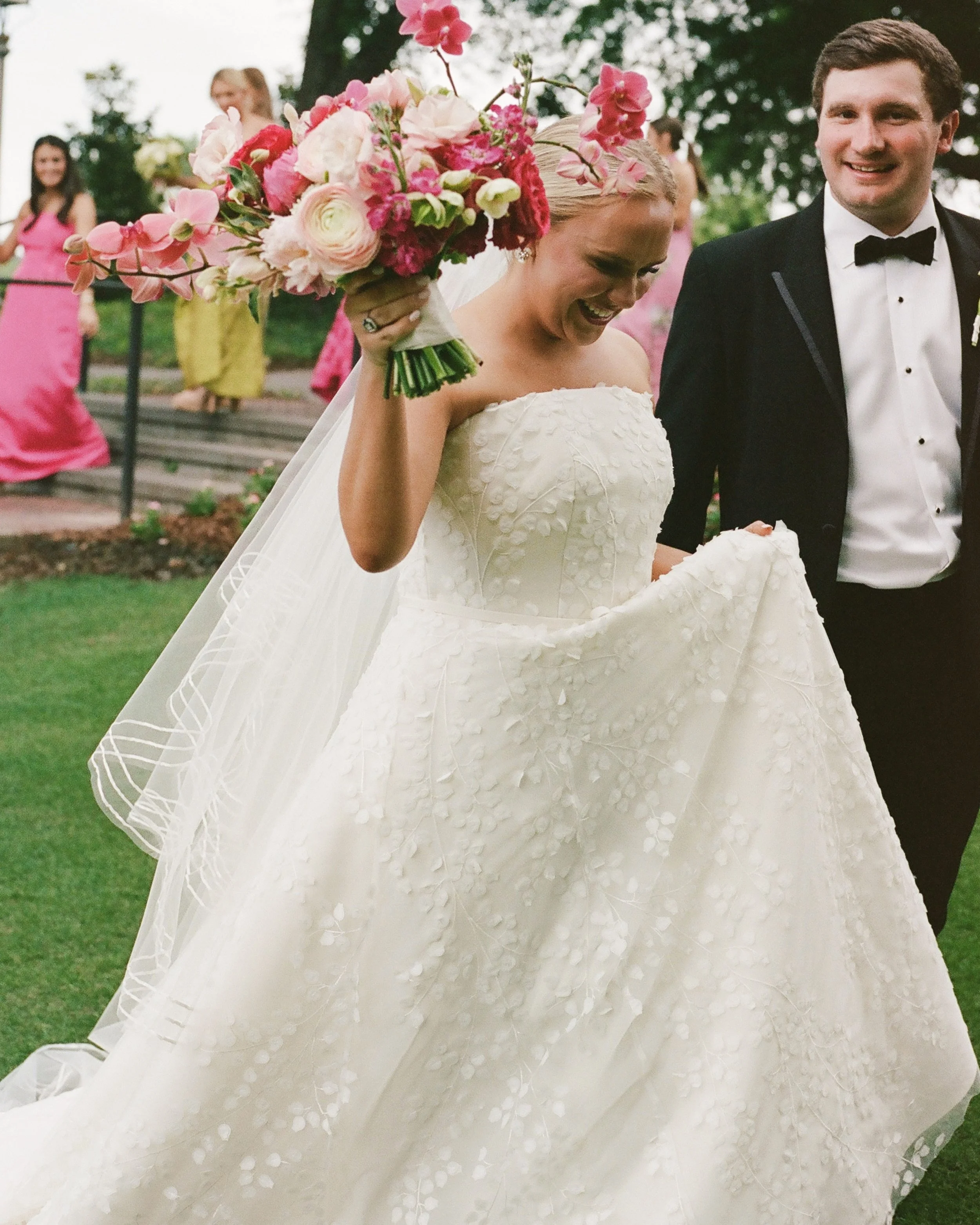 Filling your friday feed with Callie&rsquo;s gorgeous bridal glow! We did the perfect dark glow for her skin tone that beautifully complimented her fabulous wedding color palette 💕💕

#bridal #tanning #spraytan #birmingham #birminghamspraytans