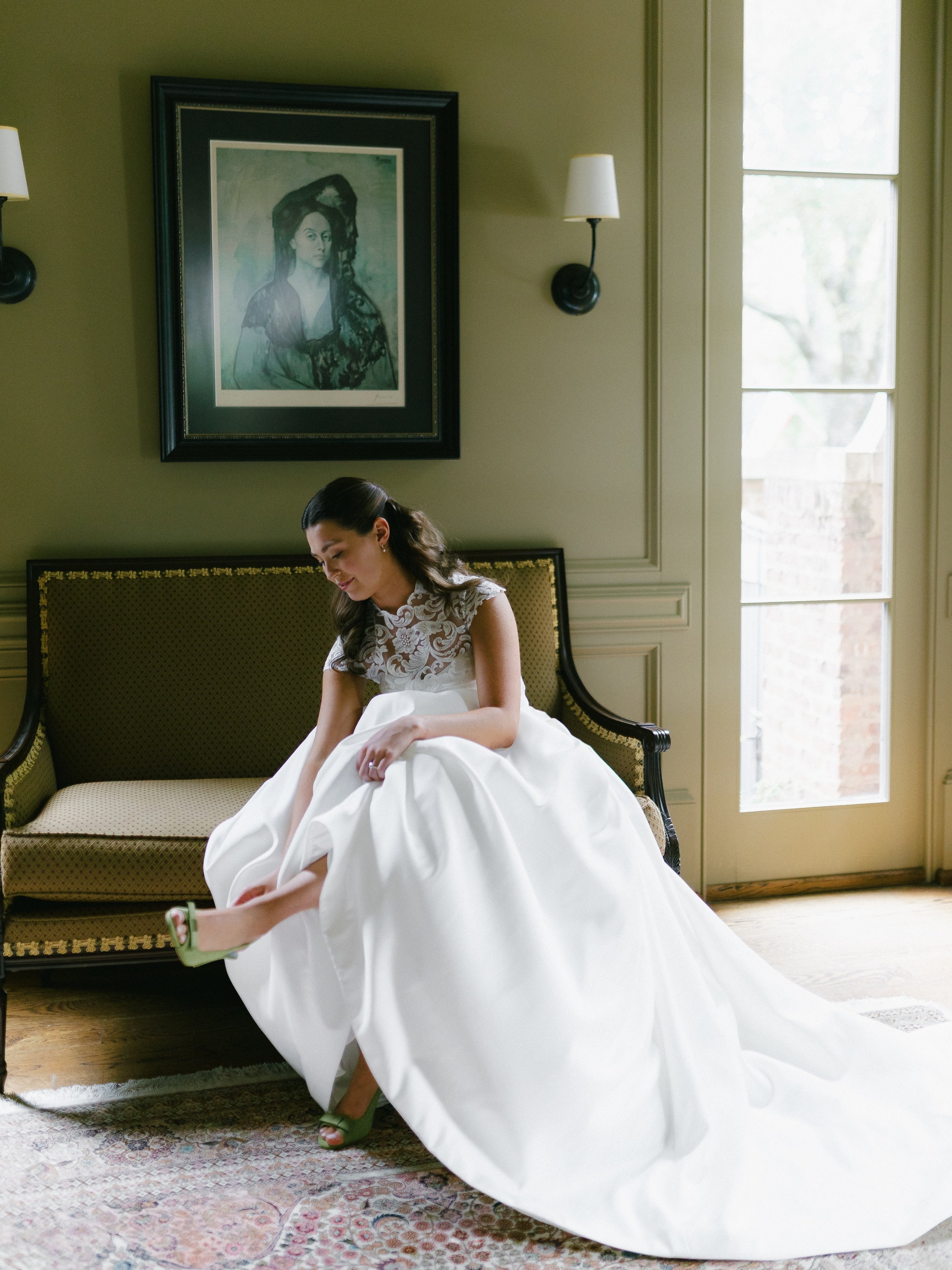 Nothing goes quite as good with white as a glow🥰🤎

📣 PSA to fall brides!!! Your wedding tan &amp; trials should be booked!! Fall is BUSY and your trial should be no closer than 1 month before your wedding!! 🤍 Answering all your bridal &amp; tanni
