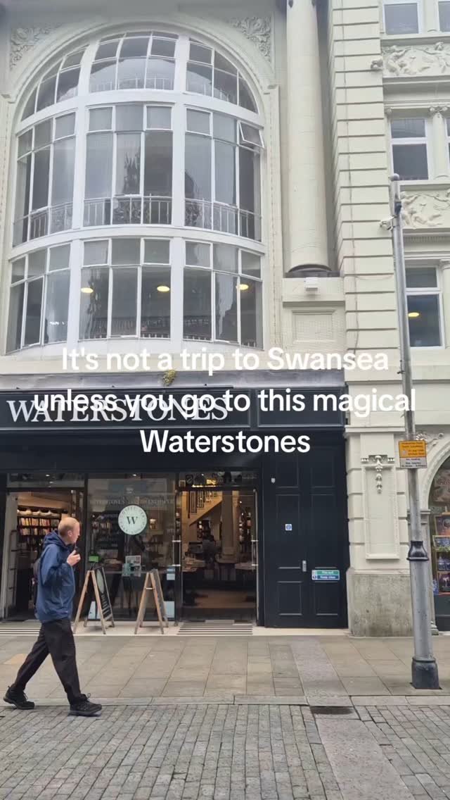 This Waterstones in an old theatre is beautiful. Cafe upstairs. What more could you want? It is my DREAM to have a book launch here one day.
#bookstagram #booktok #waterstones #romancewriter #romancebookstagram