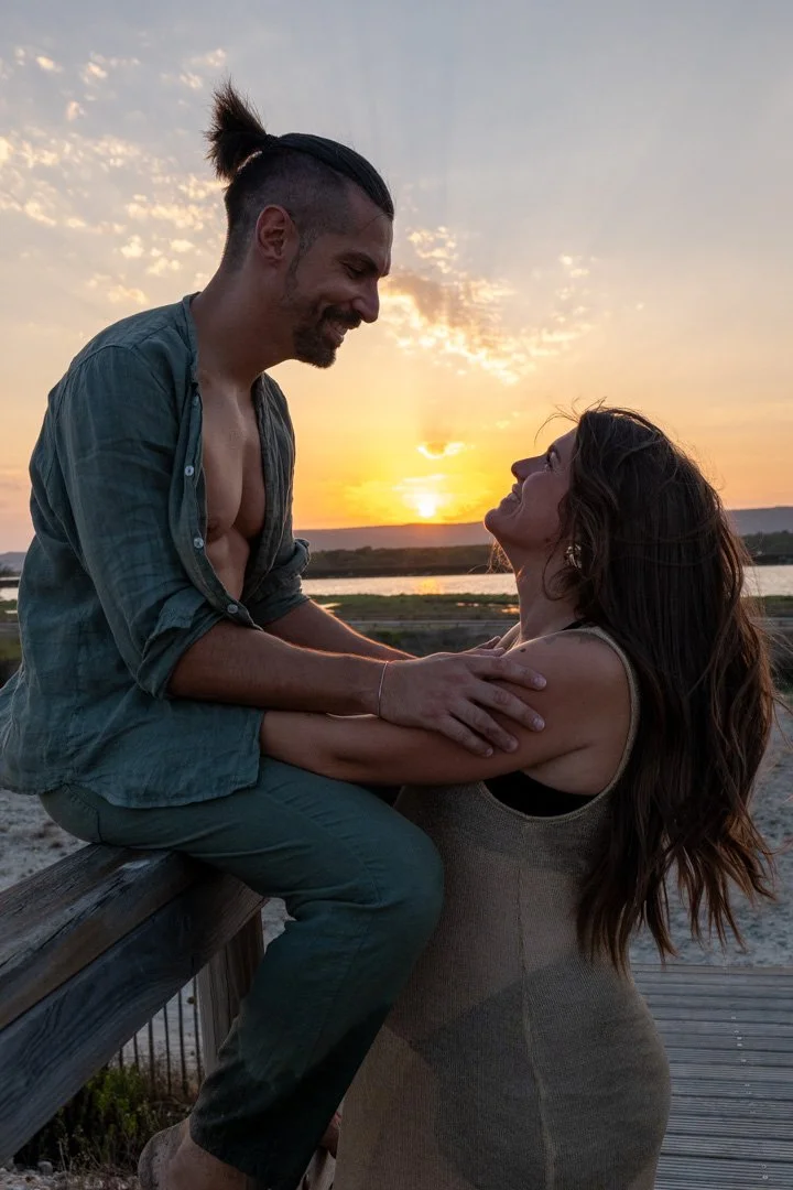 alt=Séance photo romantique d'un couple à Cournonsec lors du coucher de soleil