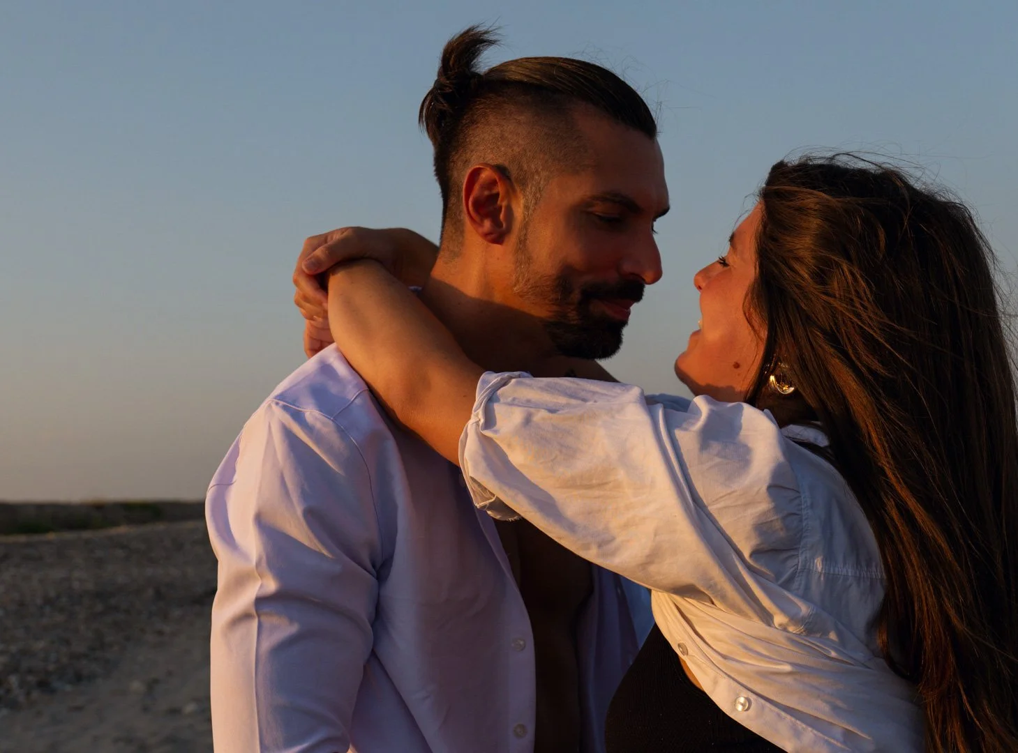 alt=Séance photo romantique d'un couple à Montpellier lors du coucher de soleil