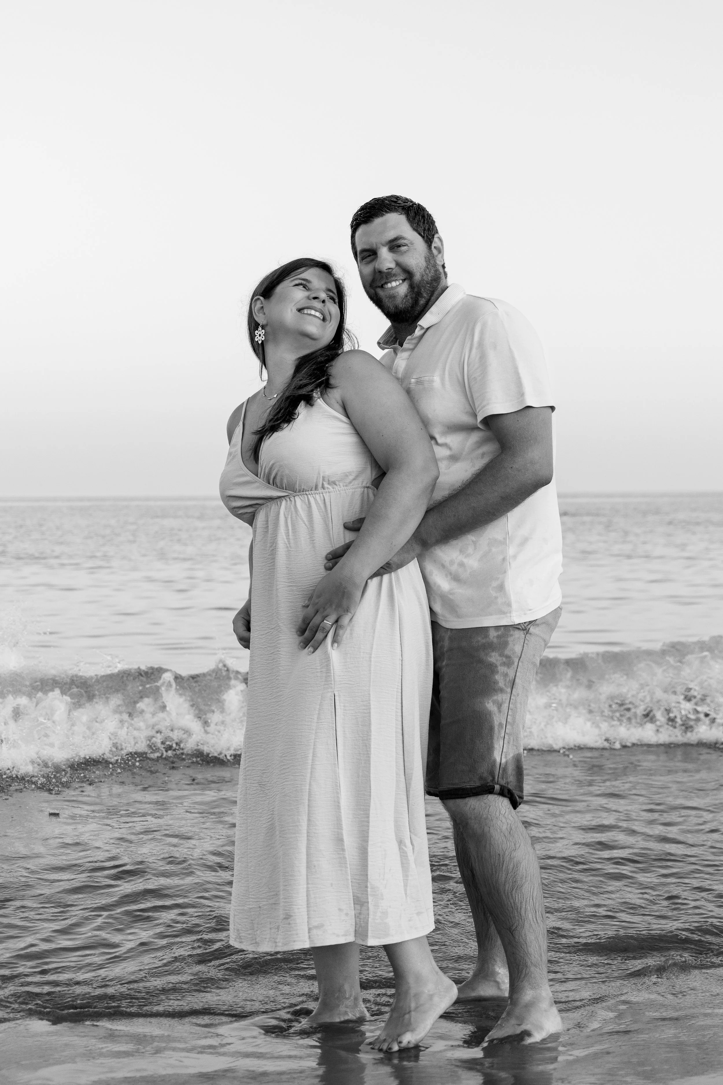 alt=Séance photo romantique d'un couple à Montpellier lors du coucher de soleil