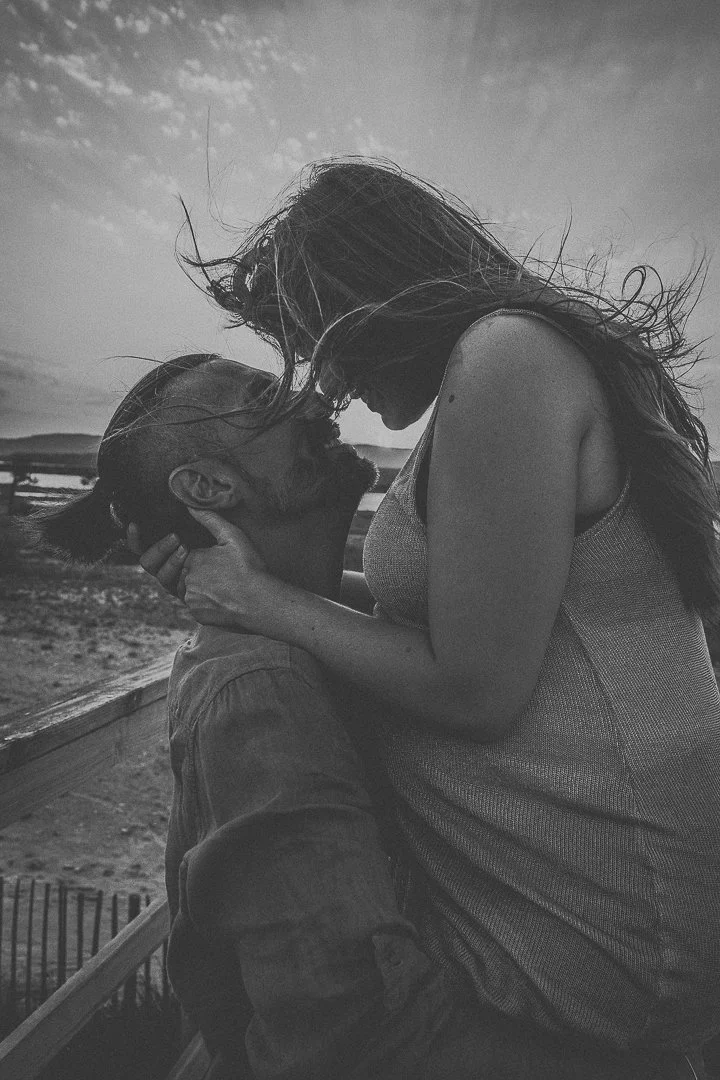 alt=Séance photo romantique d'un couple à Montpellier lors du coucher de soleil
